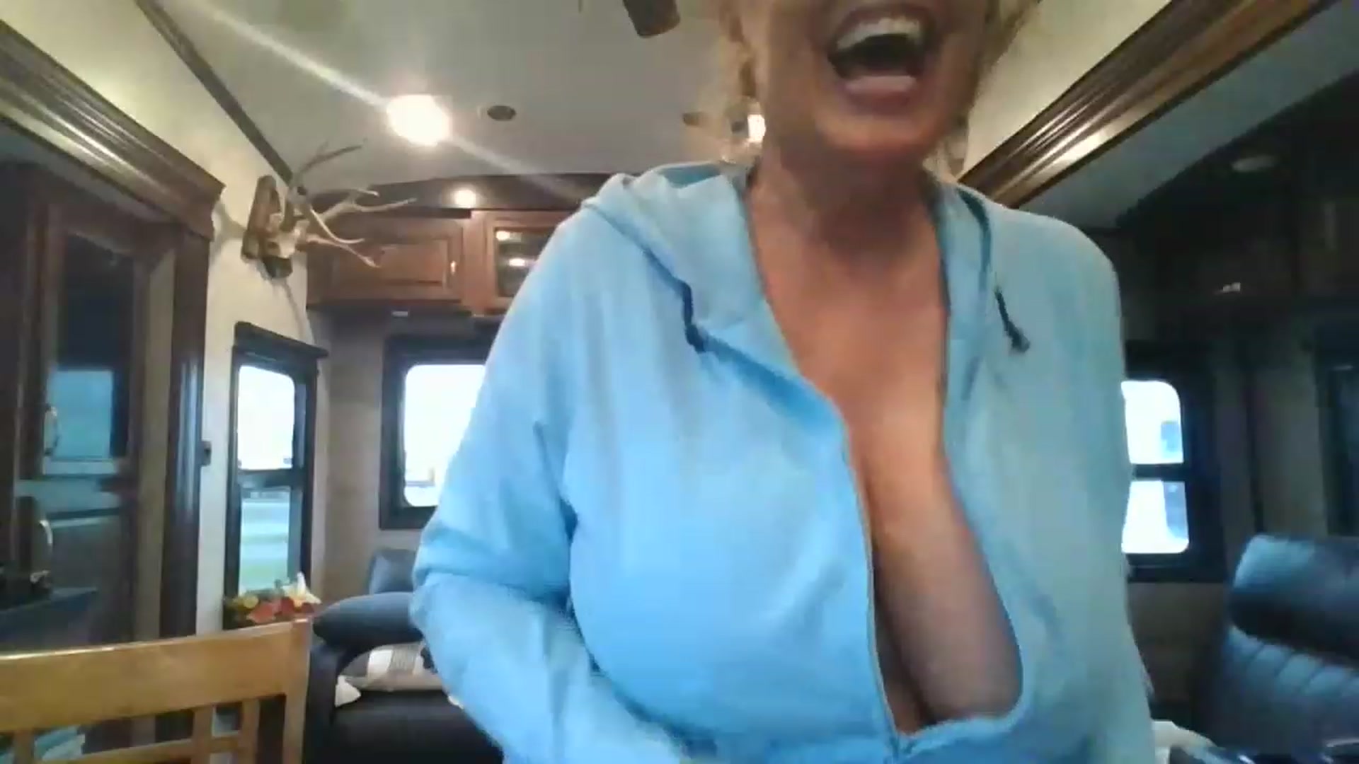 Gallery image thumbnail from boringmom's myfreecams stream on, 01/10/2023, 21:19 image 14 of 20