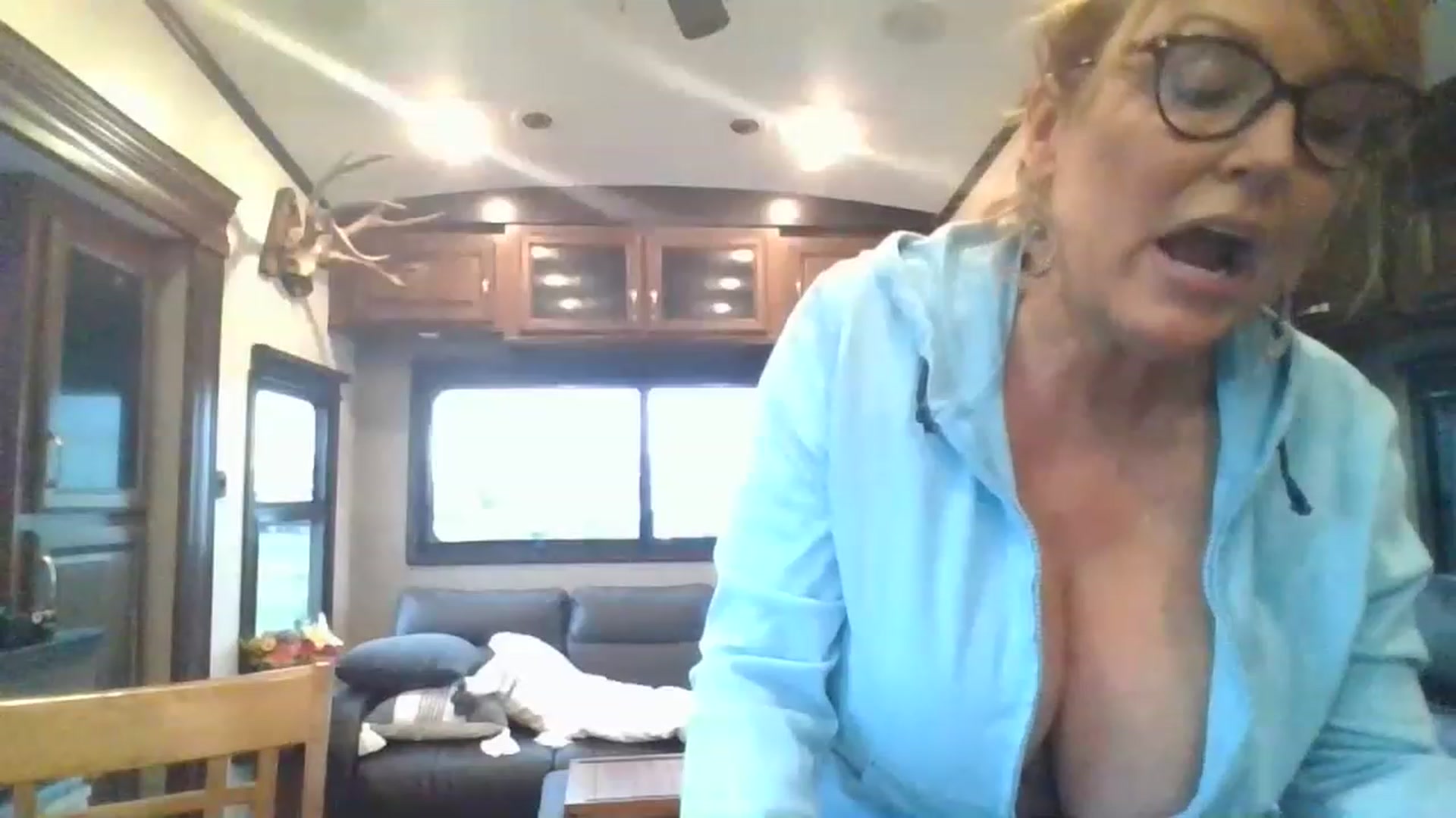 Gallery image thumbnail from boringmom's myfreecams stream on, 01/10/2023, 21:19 image 12 of 20