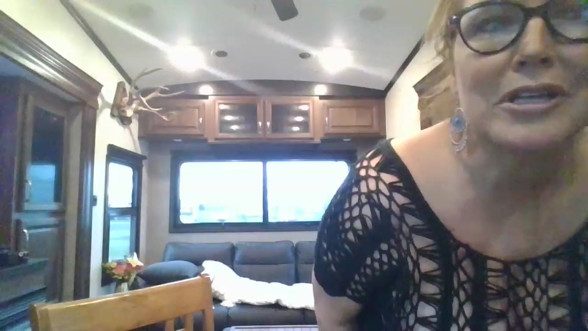 Gallery image thumbnail from boringmom's myfreecams stream on, 01/10/2023, 21:19 image 3 of 20