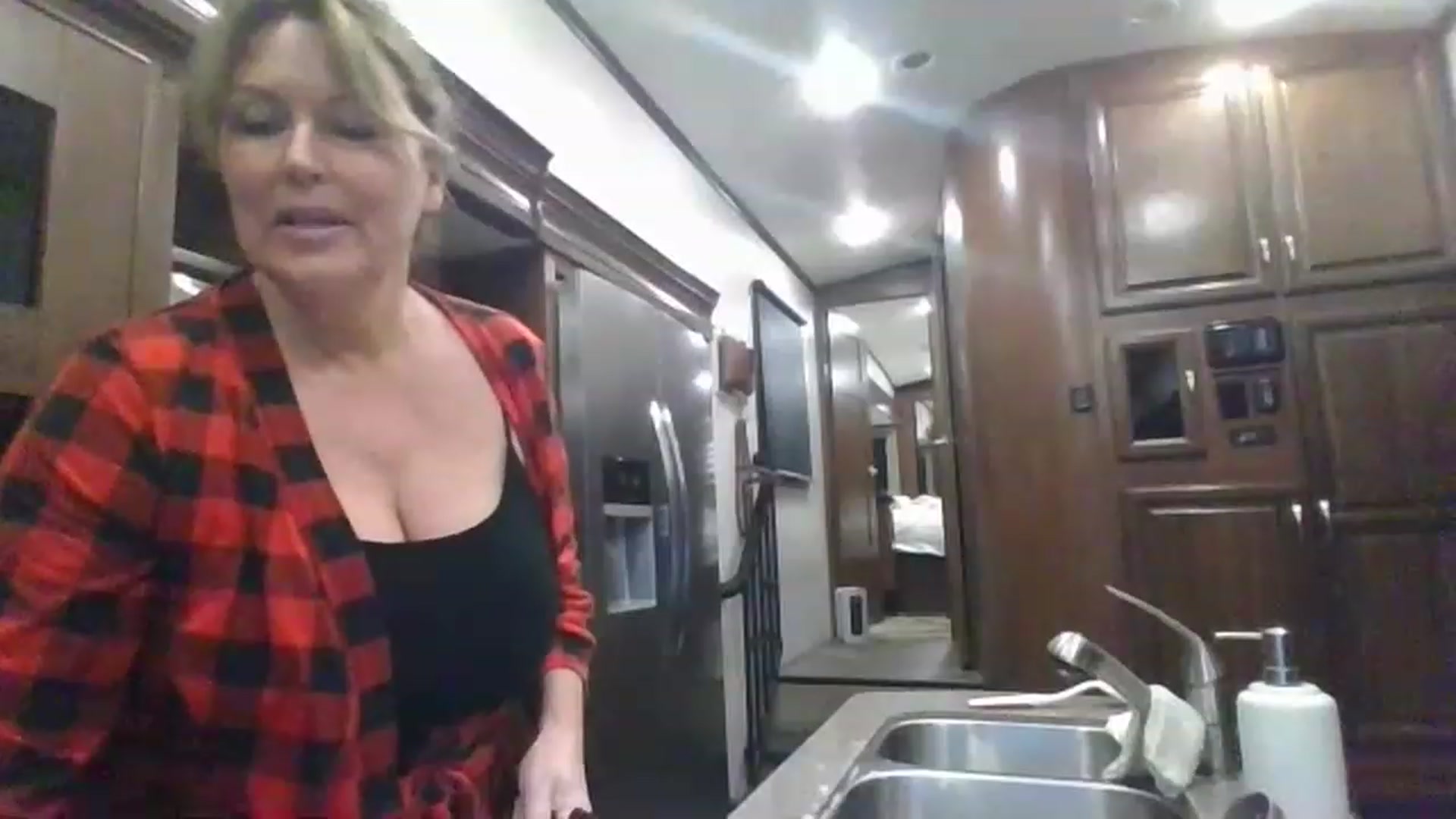 Gallery image thumbnail from boringmom's myfreecams stream on, 02/04/2023, 15:29 image 7 of 20