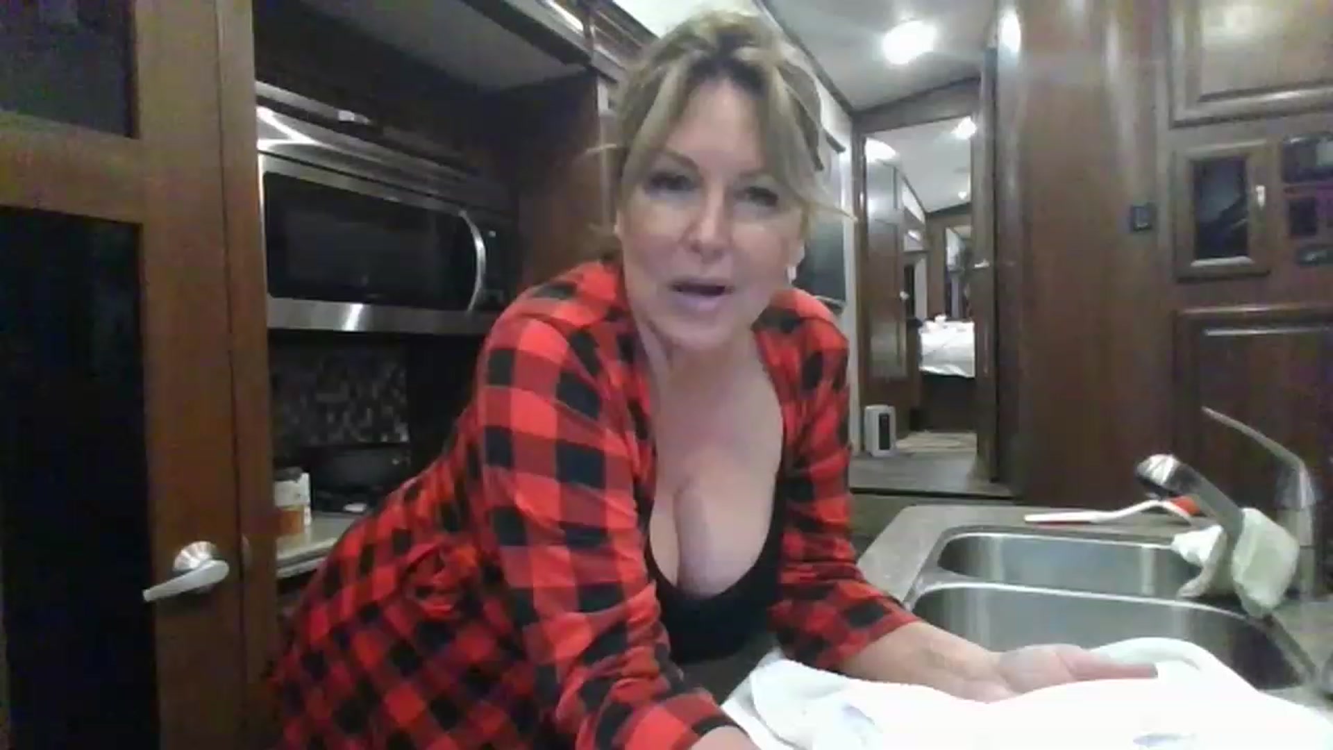 Gallery image thumbnail from boringmom's myfreecams stream on, 02/04/2023, 15:29 image 11 of 20
