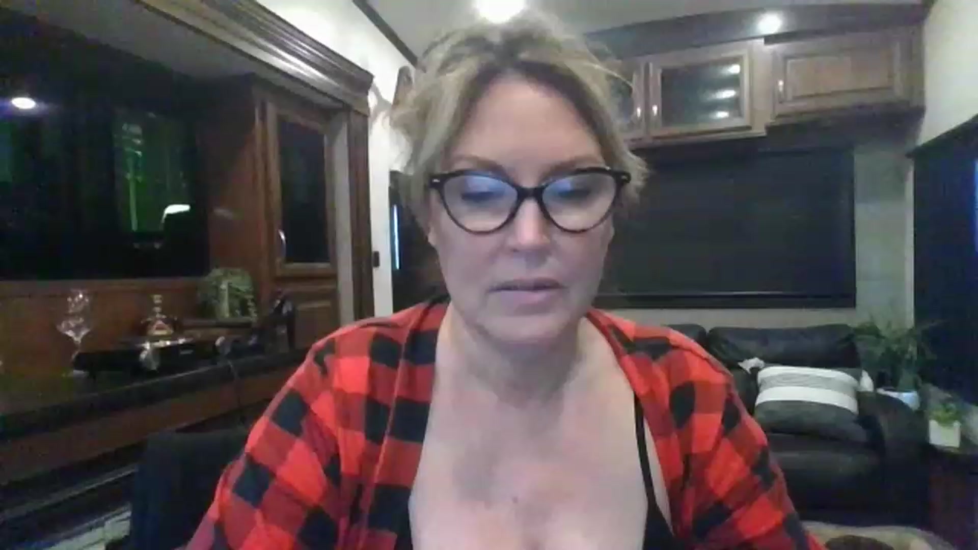 Gallery image thumbnail from boringmom's myfreecams stream on, 02/04/2023, 17:09 image 16 of 20