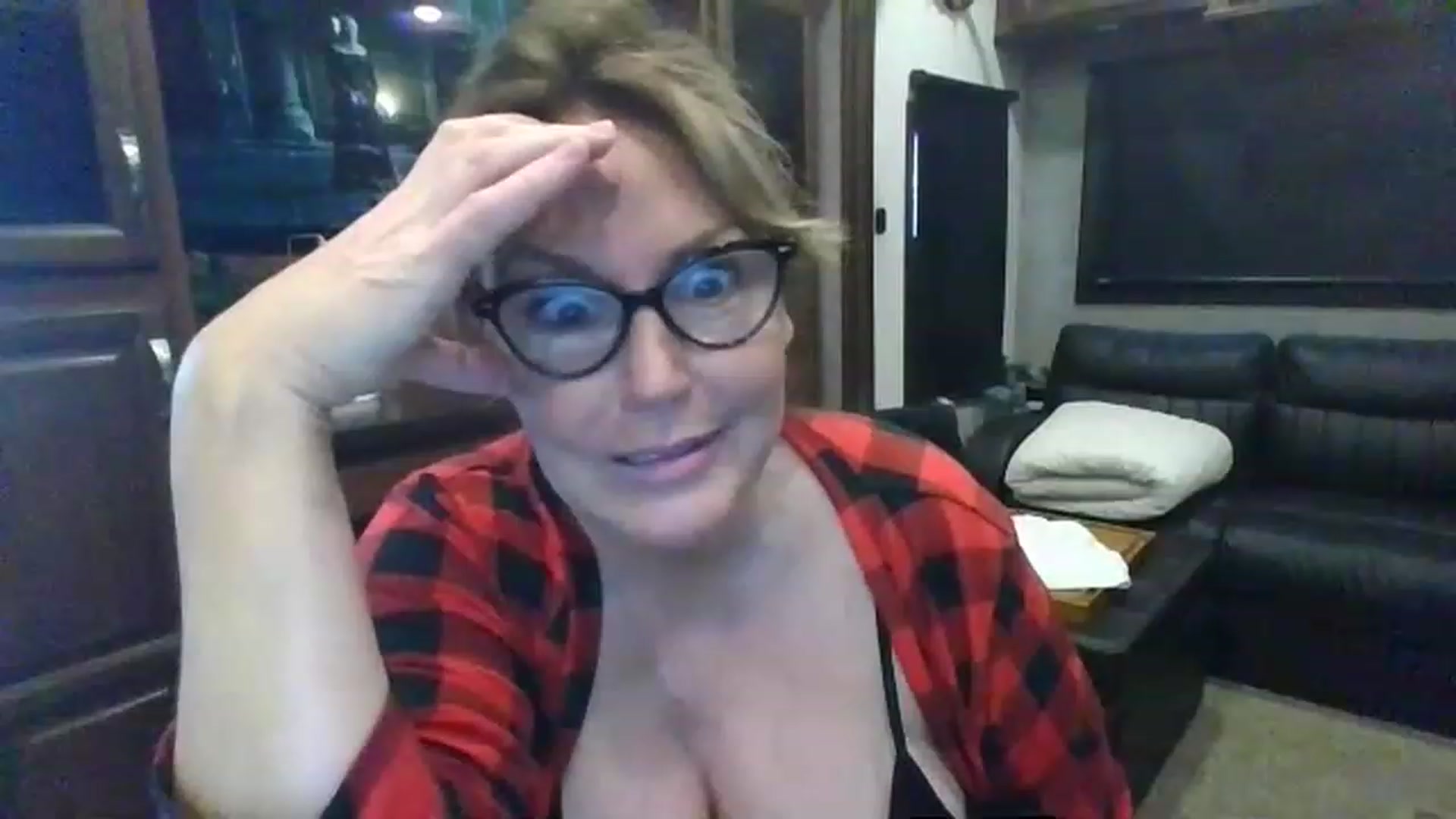 Gallery image thumbnail from boringmom's myfreecams stream on, 02/04/2023, 17:09 image 10 of 20