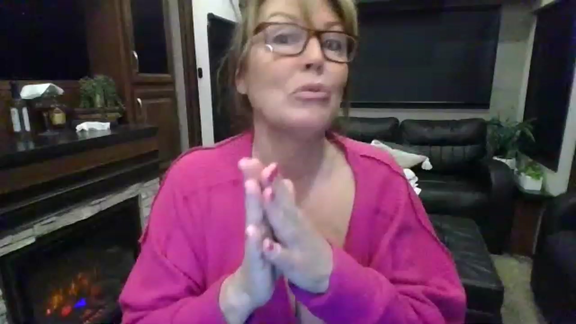 Gallery image thumbnail from boringmom's myfreecams stream on, 02/14/2023, 15:04 image 13 of 20