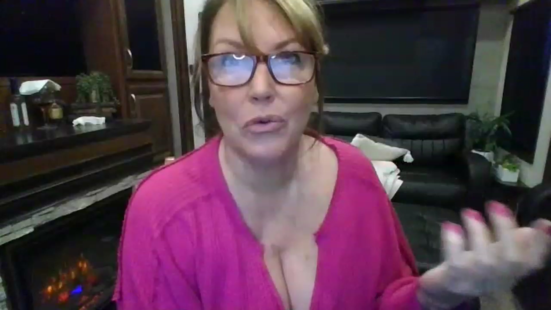 Gallery image thumbnail from boringmom's myfreecams stream on, 02/14/2023, 15:04 image 14 of 20