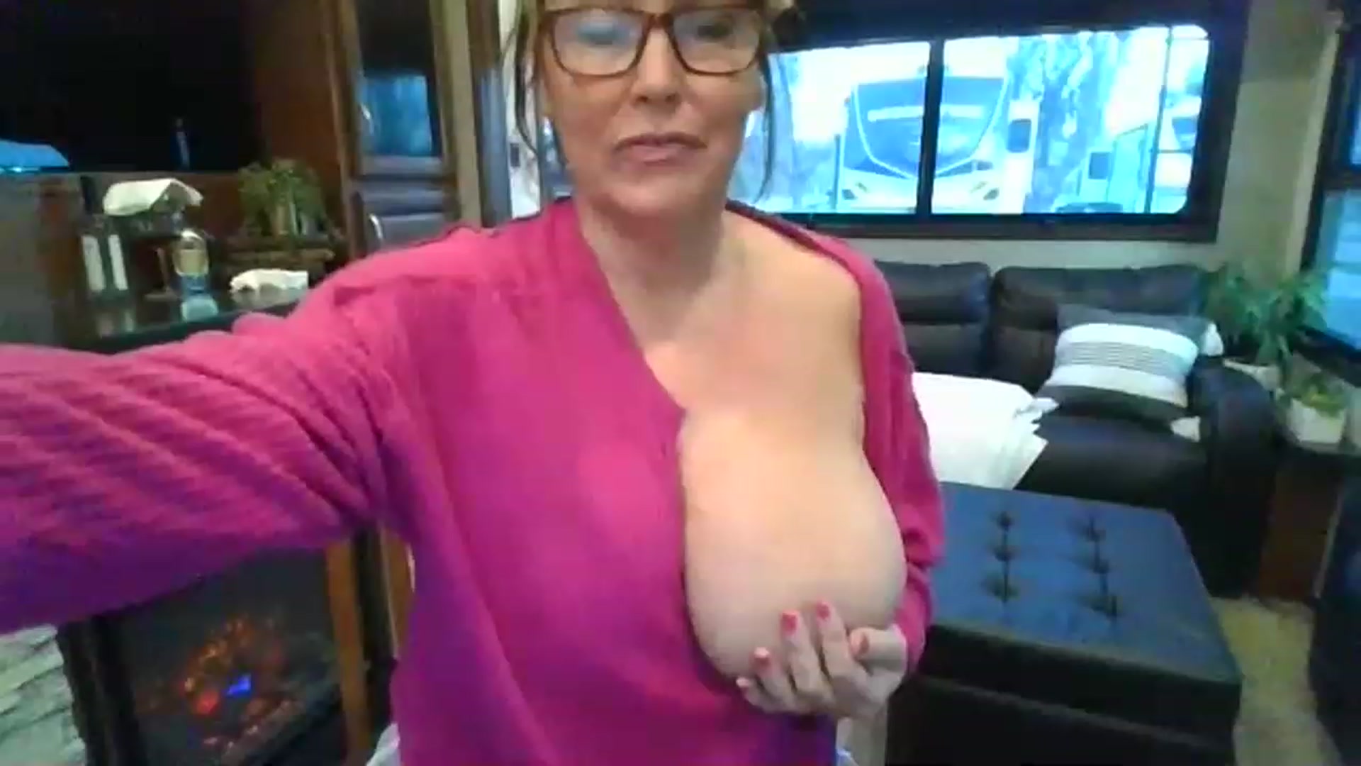 Gallery image thumbnail from boringmom's myfreecams stream on, 02/14/2023, 15:35 image 5 of 20