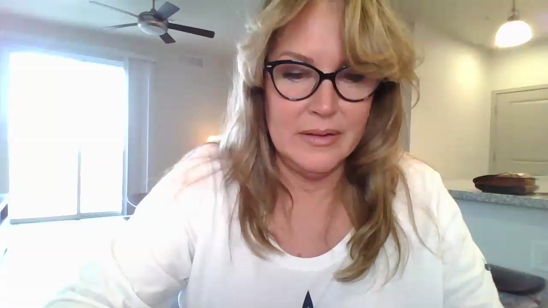 Gallery image thumbnail from boringmom's myfreecams stream on, 03/02/2023, 18:39 image 15 of 20