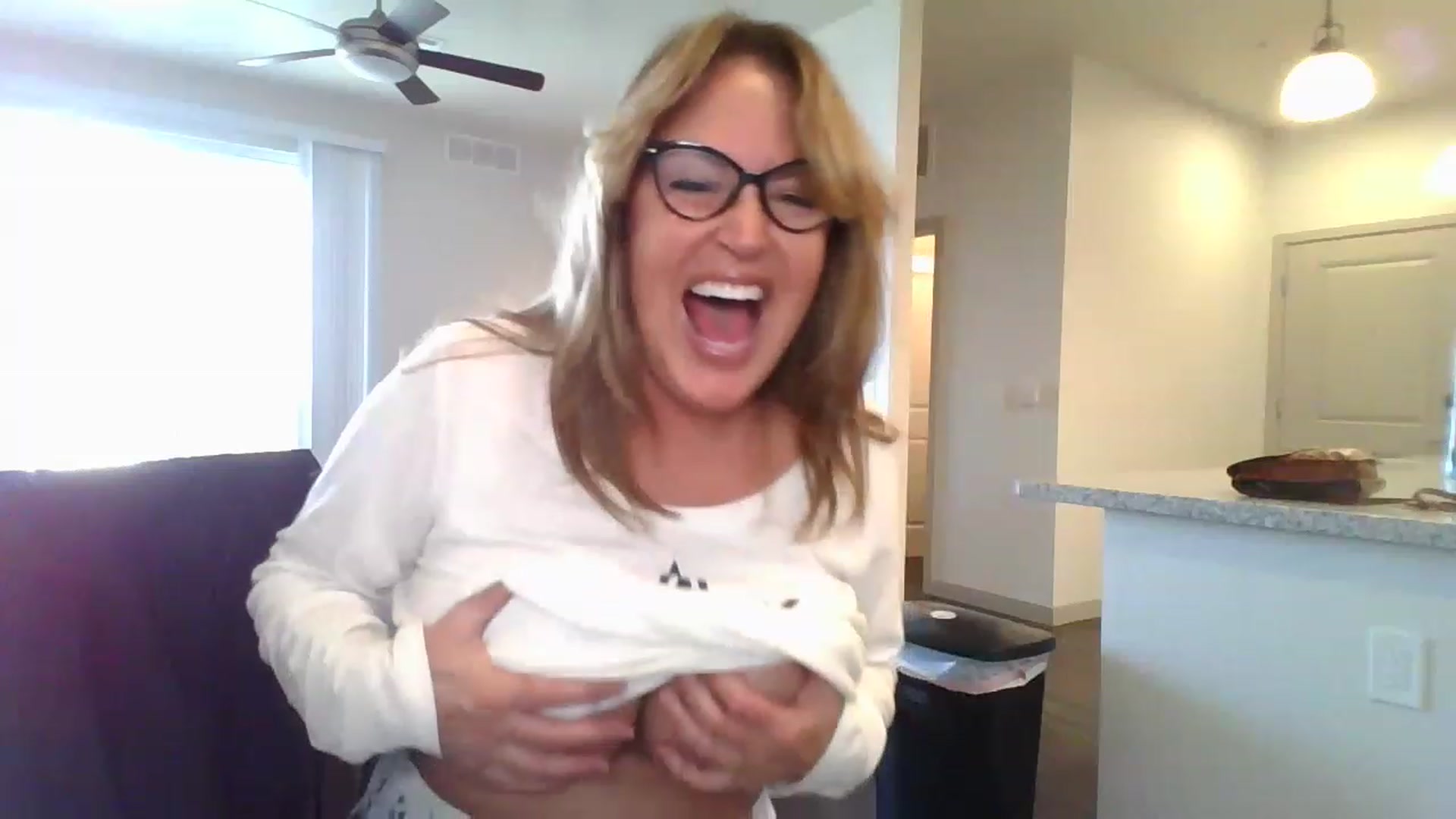 Gallery image thumbnail from boringmom's myfreecams stream on, 03/02/2023, 19:32 image 8 of 20