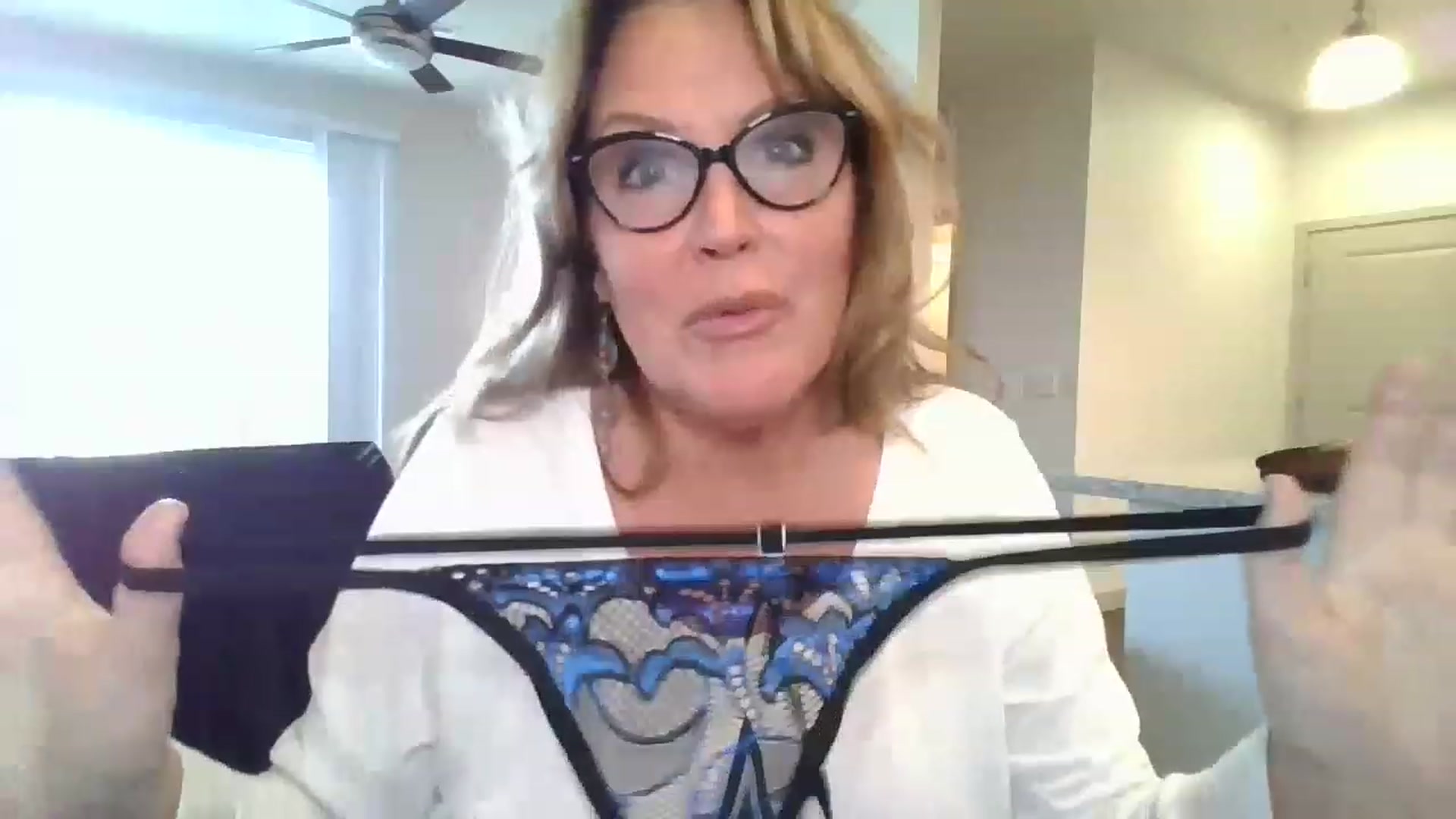 Gallery image thumbnail from boringmom's myfreecams stream on, 03/02/2023, 19:32 image 16 of 20