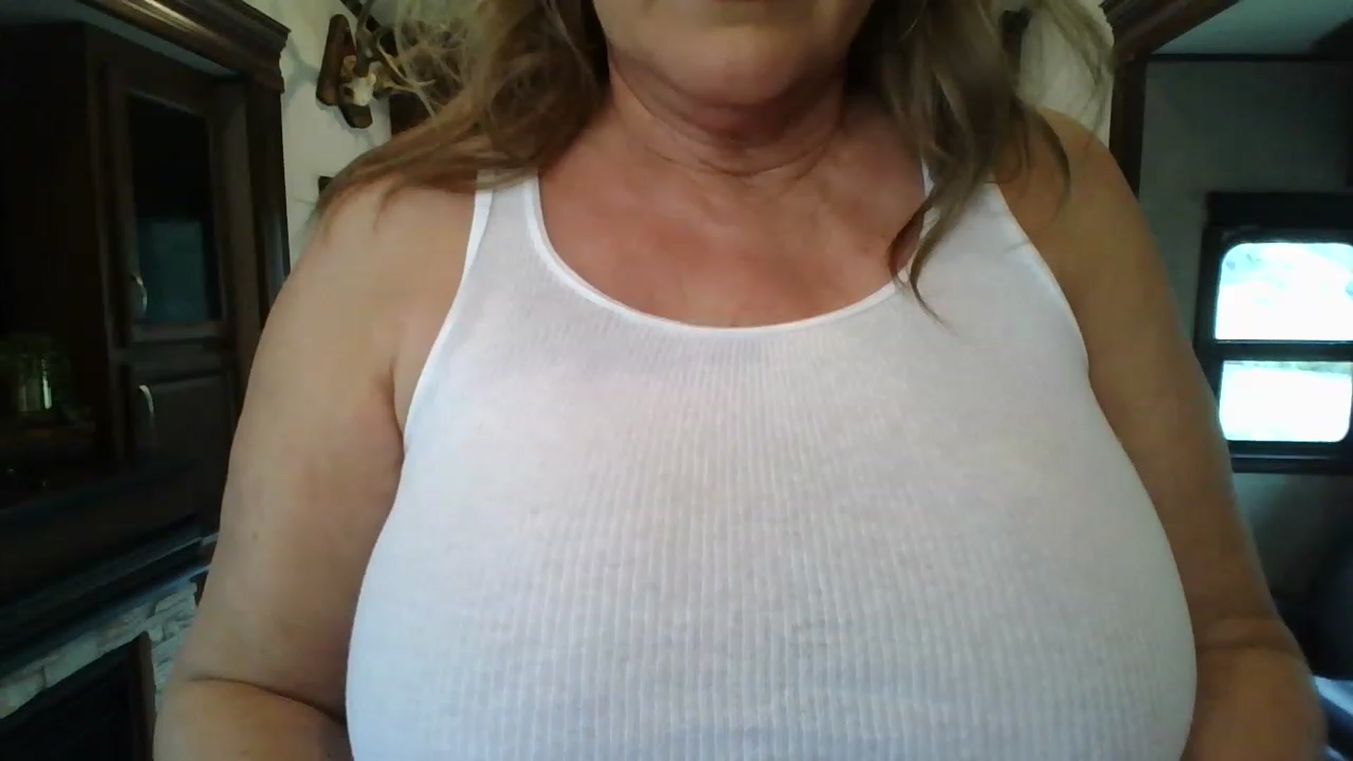 Gallery image thumbnail from boringmom's myfreecams stream on, 03/15/2023, 18:33 image 9 of 20