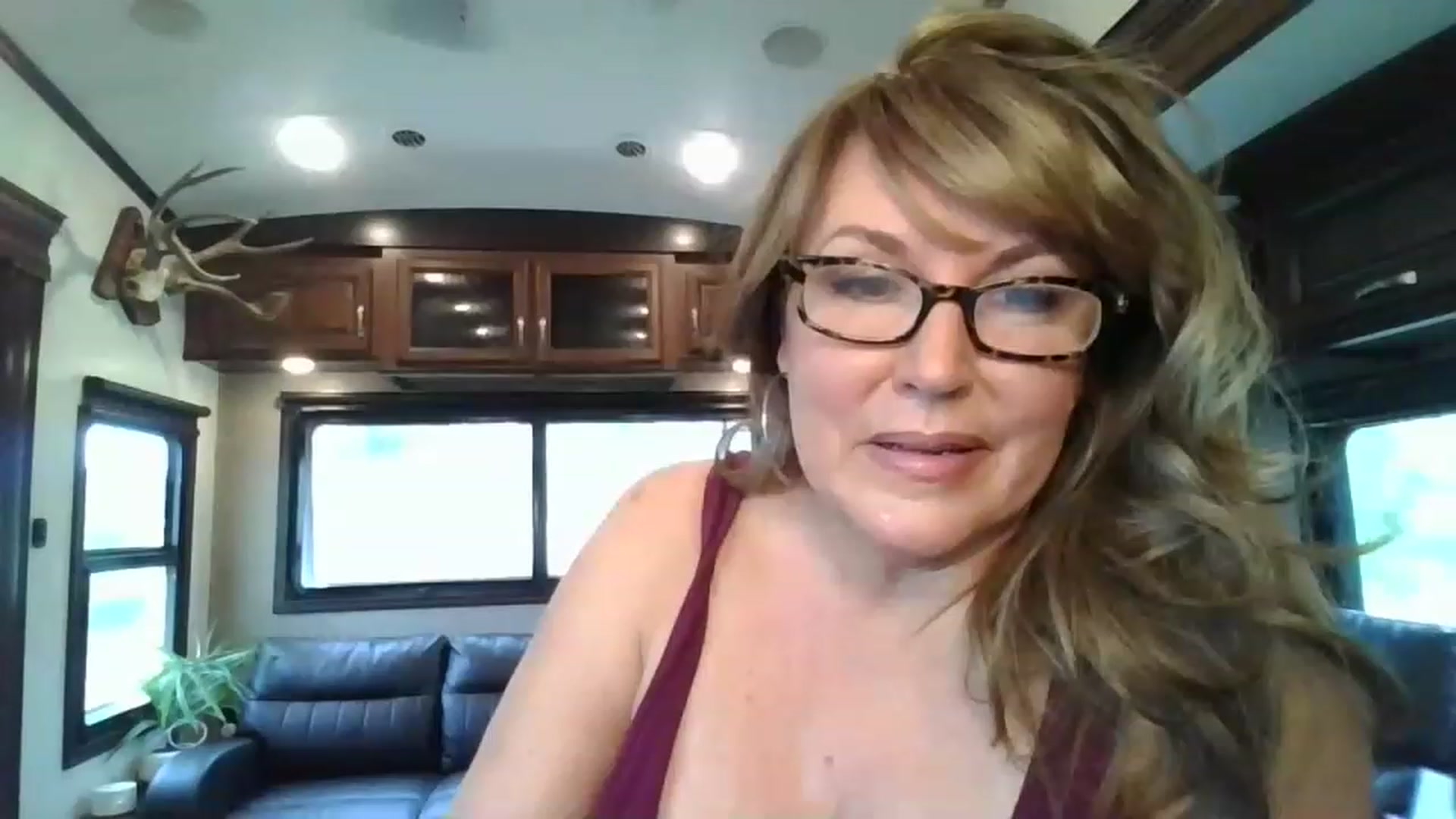 Gallery image thumbnail from boringmom's myfreecams stream on, 03/20/2023, 20:29 image 4 of 20