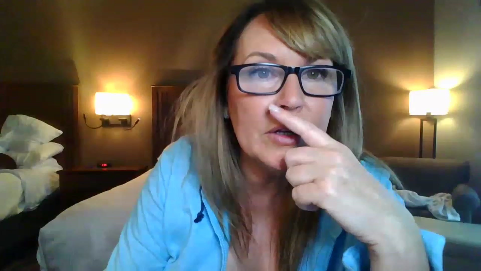 Gallery image thumbnail from boringmom's myfreecams stream on, 03/30/2023, 22:44 image 13 of 20