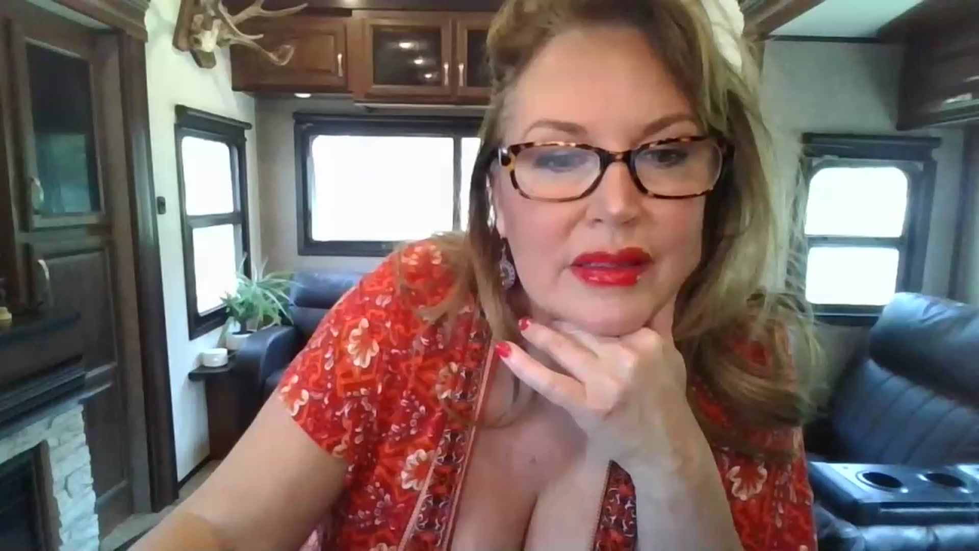 Gallery image thumbnail from boringmom's myfreecams stream on, 04/18/2023, 18:29 image 20 of 20