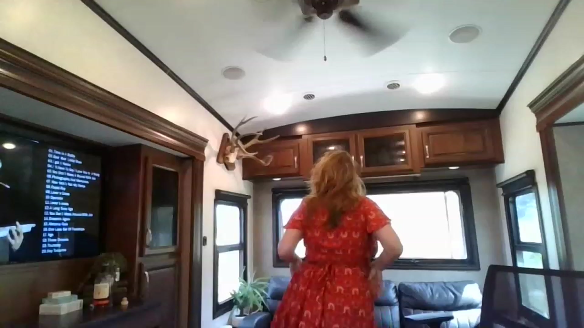 Gallery image thumbnail from boringmom's myfreecams stream on, 04/18/2023, 18:29 image 7 of 20