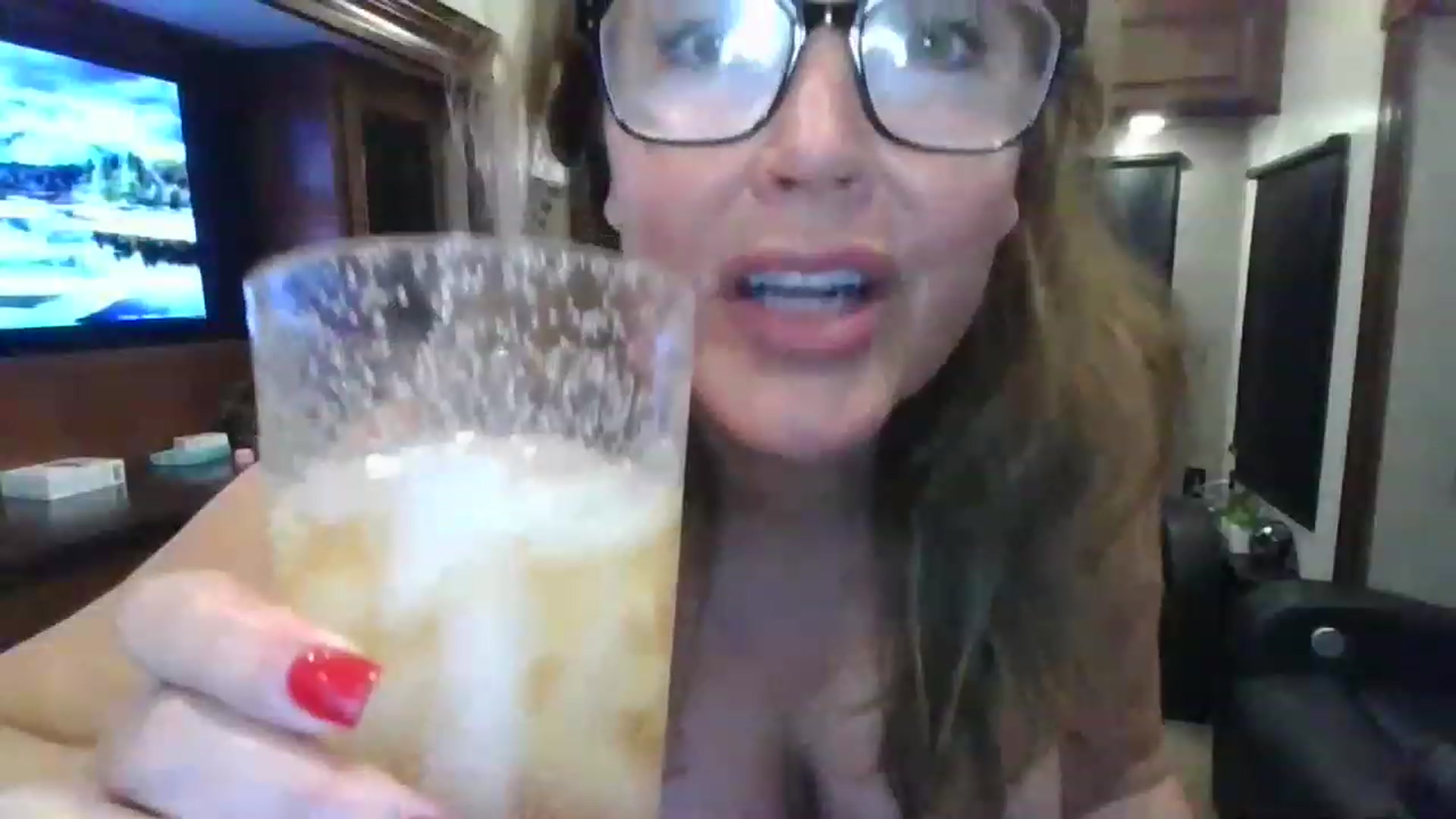 Gallery image thumbnail from boringmom's myfreecams stream on, 04/19/2023, 06:39 image 6 of 20