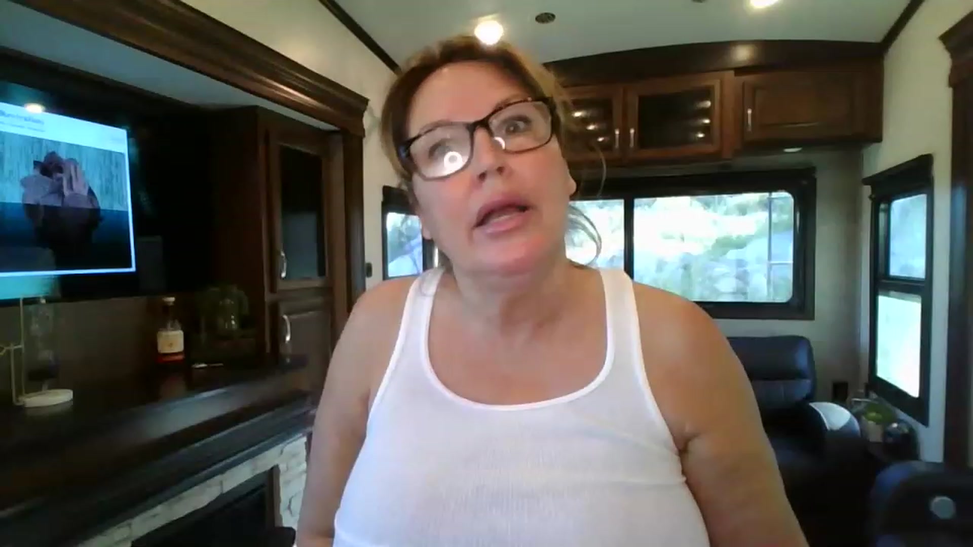 Gallery image thumbnail from boringmom's myfreecams stream on, 04/20/2023, 15:43 image 10 of 20