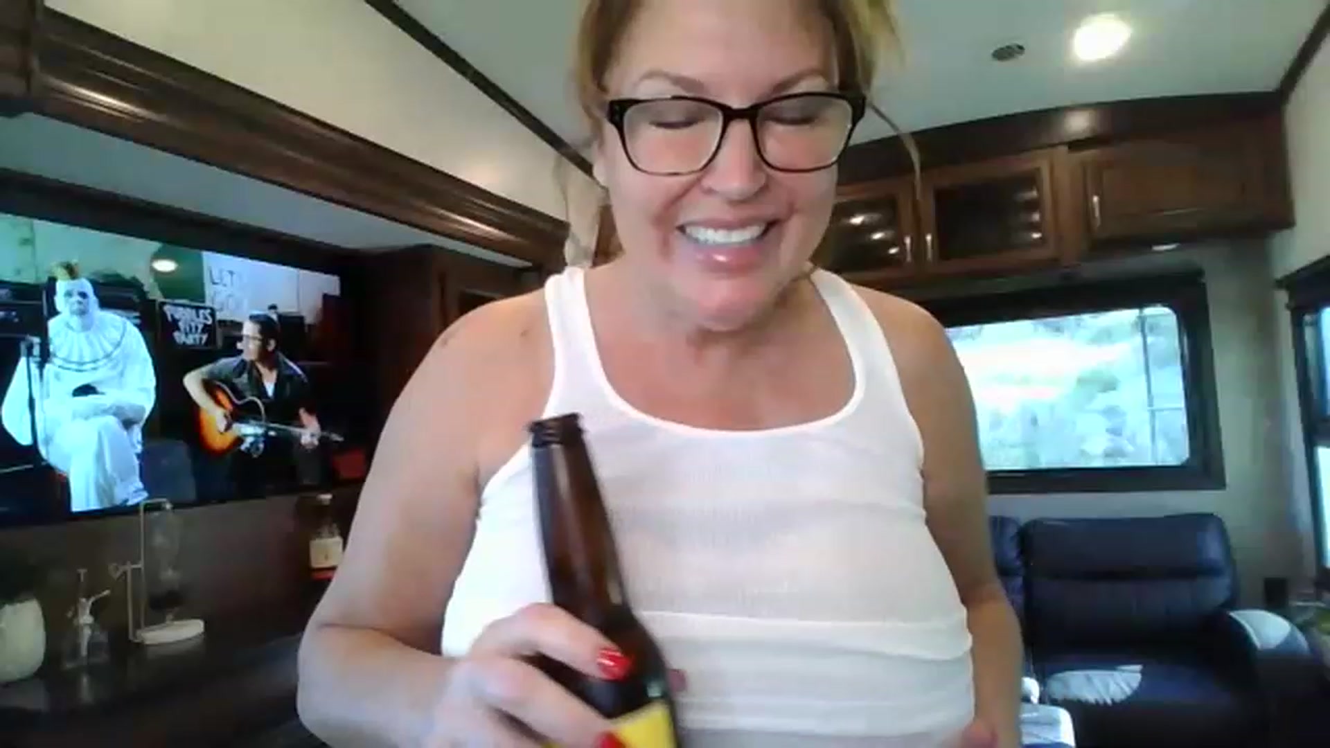 Gallery image thumbnail from boringmom's myfreecams stream on, 04/20/2023, 15:43 image 8 of 20