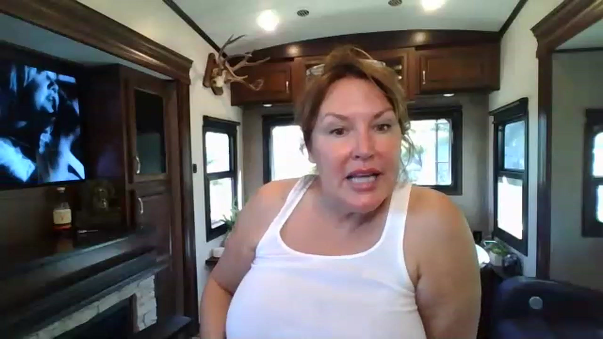 Gallery image thumbnail from boringmom's myfreecams stream on, 04/20/2023, 16:49 image 6 of 20