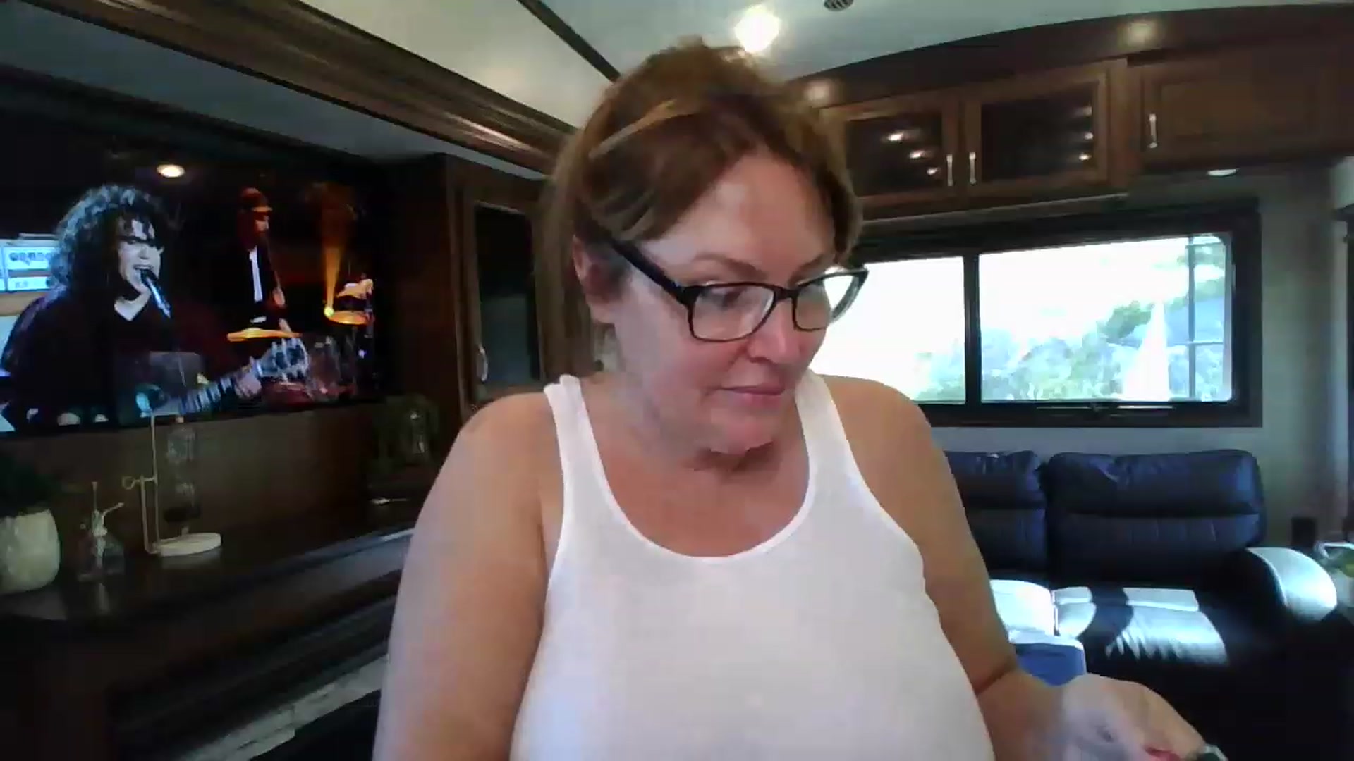 Gallery image thumbnail from boringmom's myfreecams stream on, 04/20/2023, 16:49 image 17 of 20