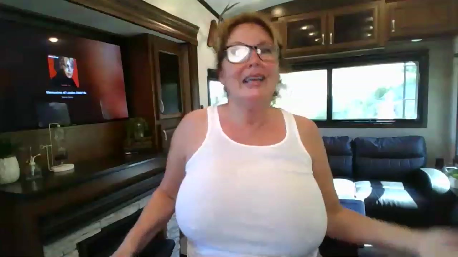 Gallery image thumbnail from boringmom's myfreecams stream on, 04/20/2023, 16:49 image 20 of 20