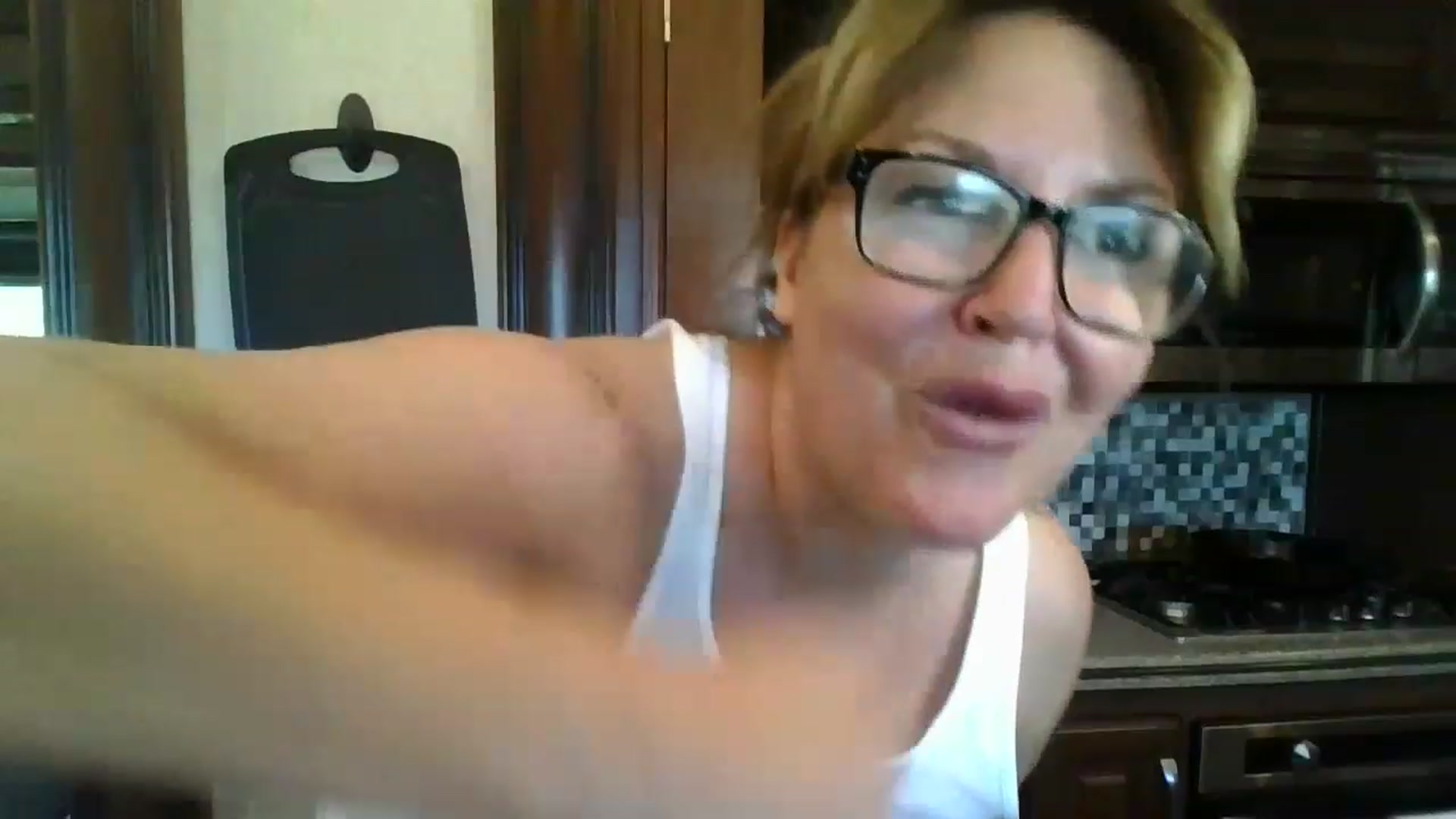 Gallery image thumbnail from boringmom's myfreecams stream on, 04/20/2023, 18:25 image 3 of 20