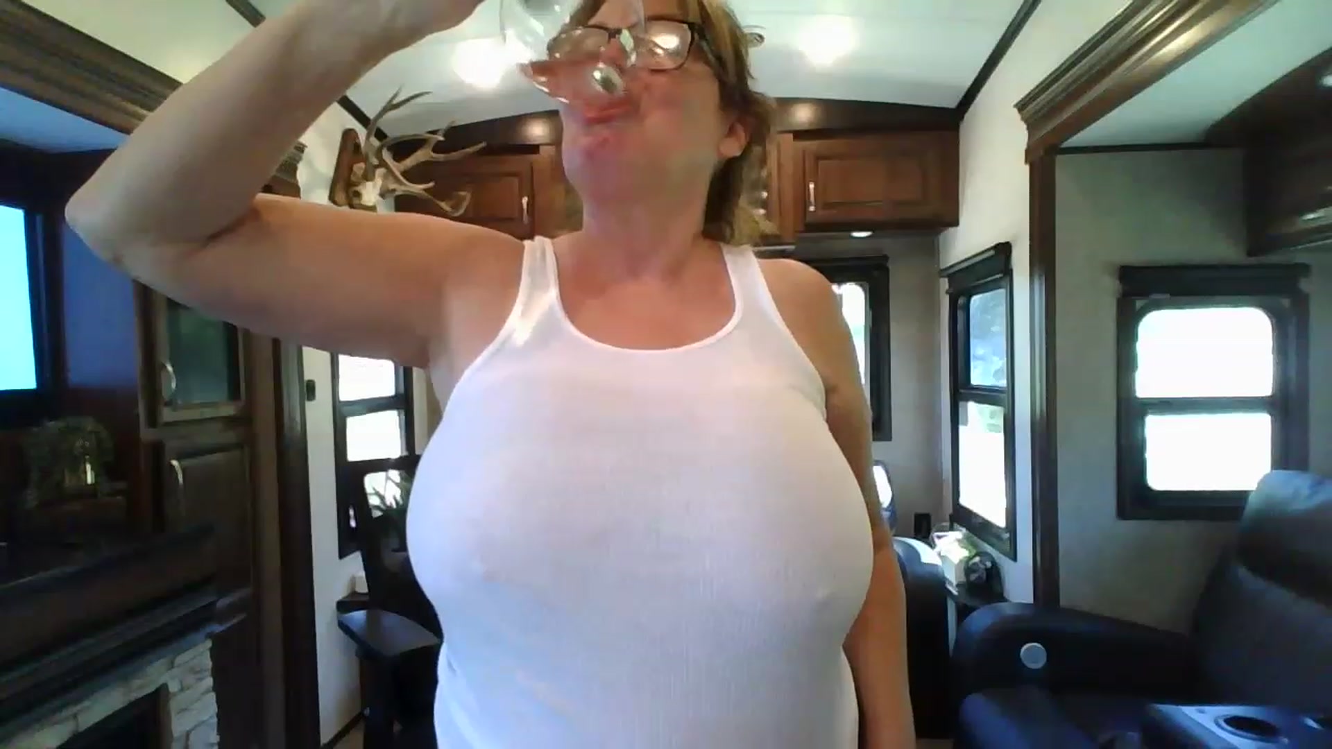 Gallery image thumbnail from boringmom's myfreecams stream on, 04/20/2023, 18:25 image 18 of 20