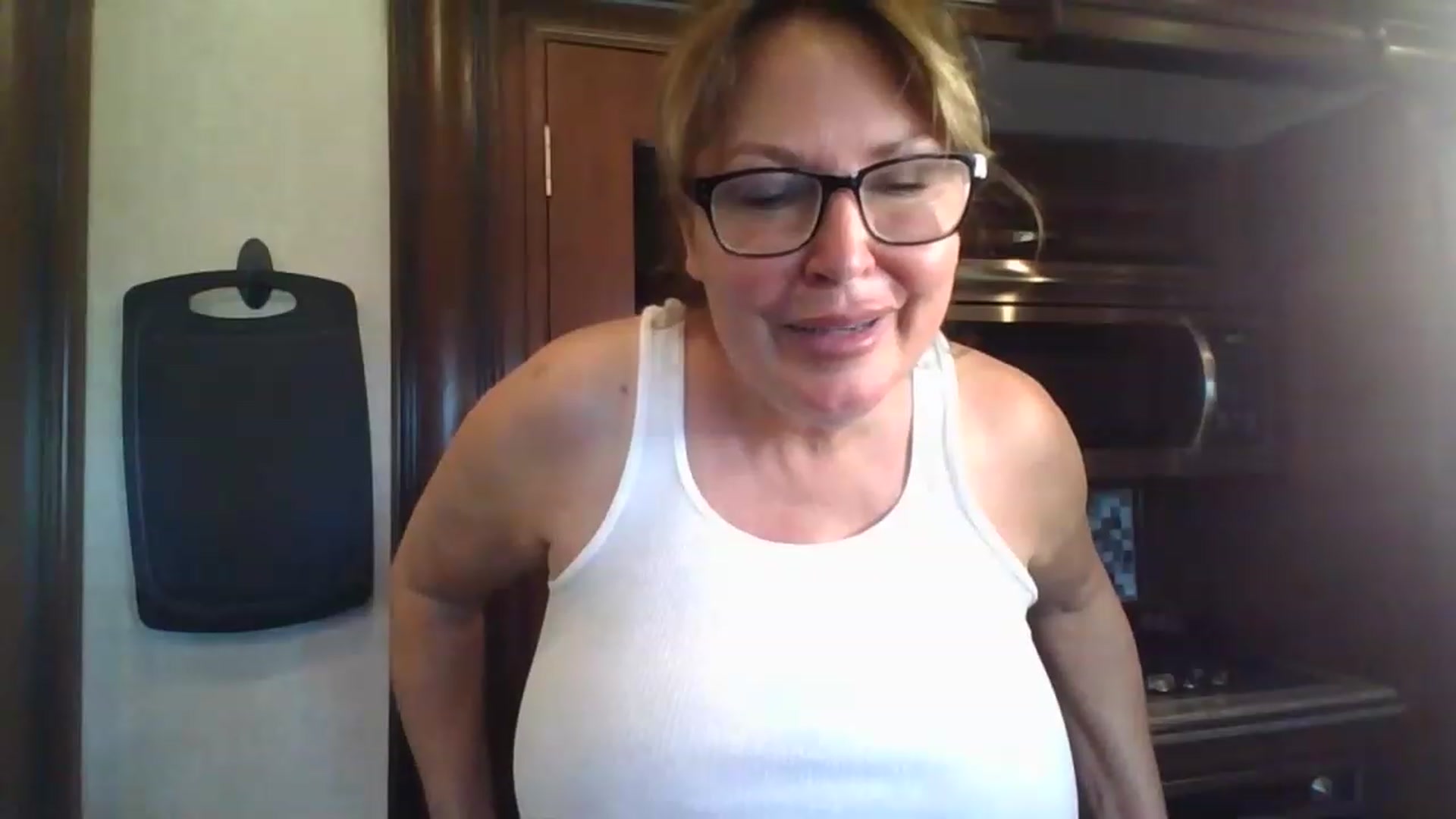 Gallery image thumbnail from boringmom's myfreecams stream on, 04/20/2023, 18:25 image 5 of 20
