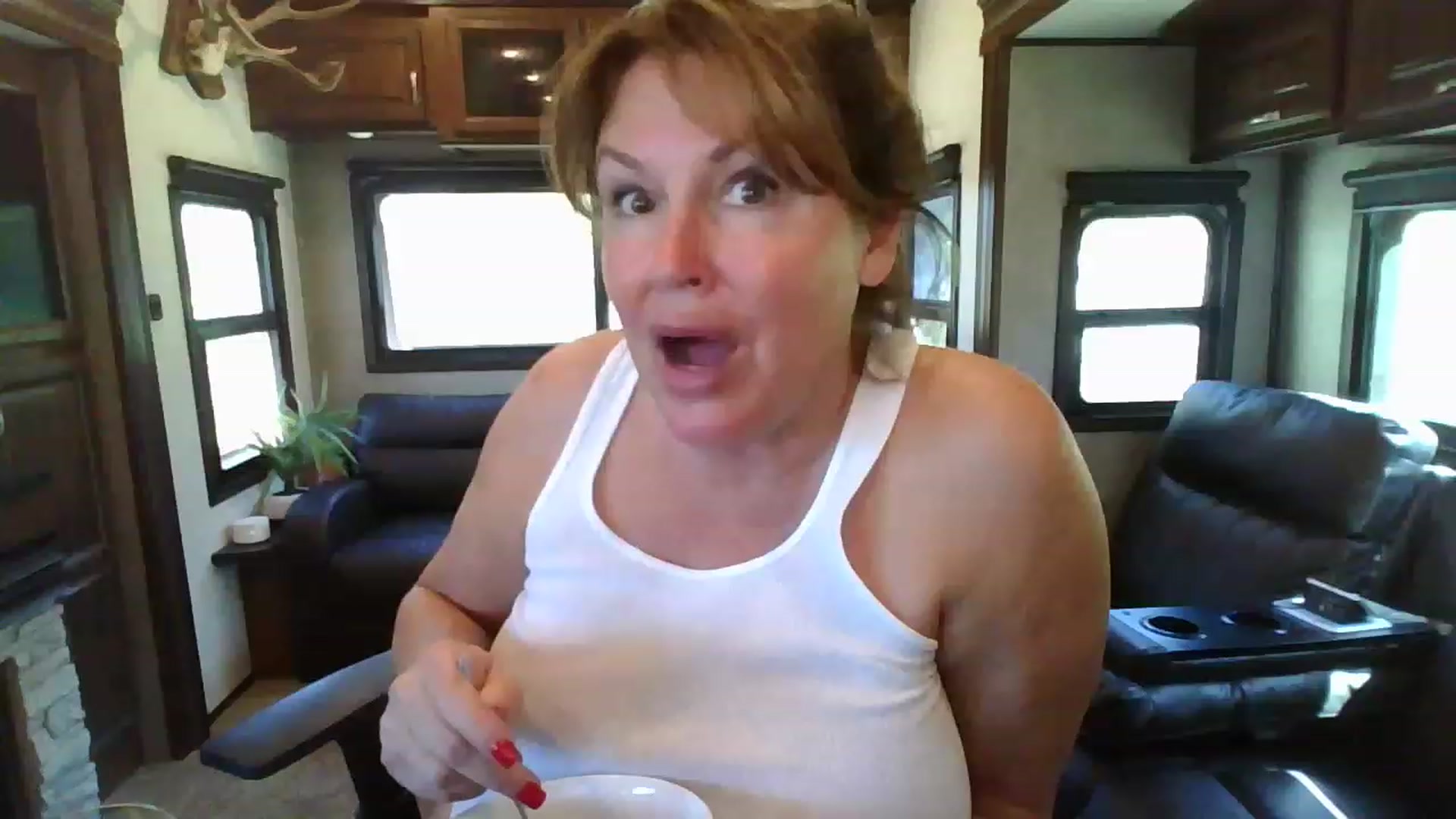Gallery image thumbnail from boringmom's myfreecams stream on, 04/20/2023, 18:25 image 10 of 20
