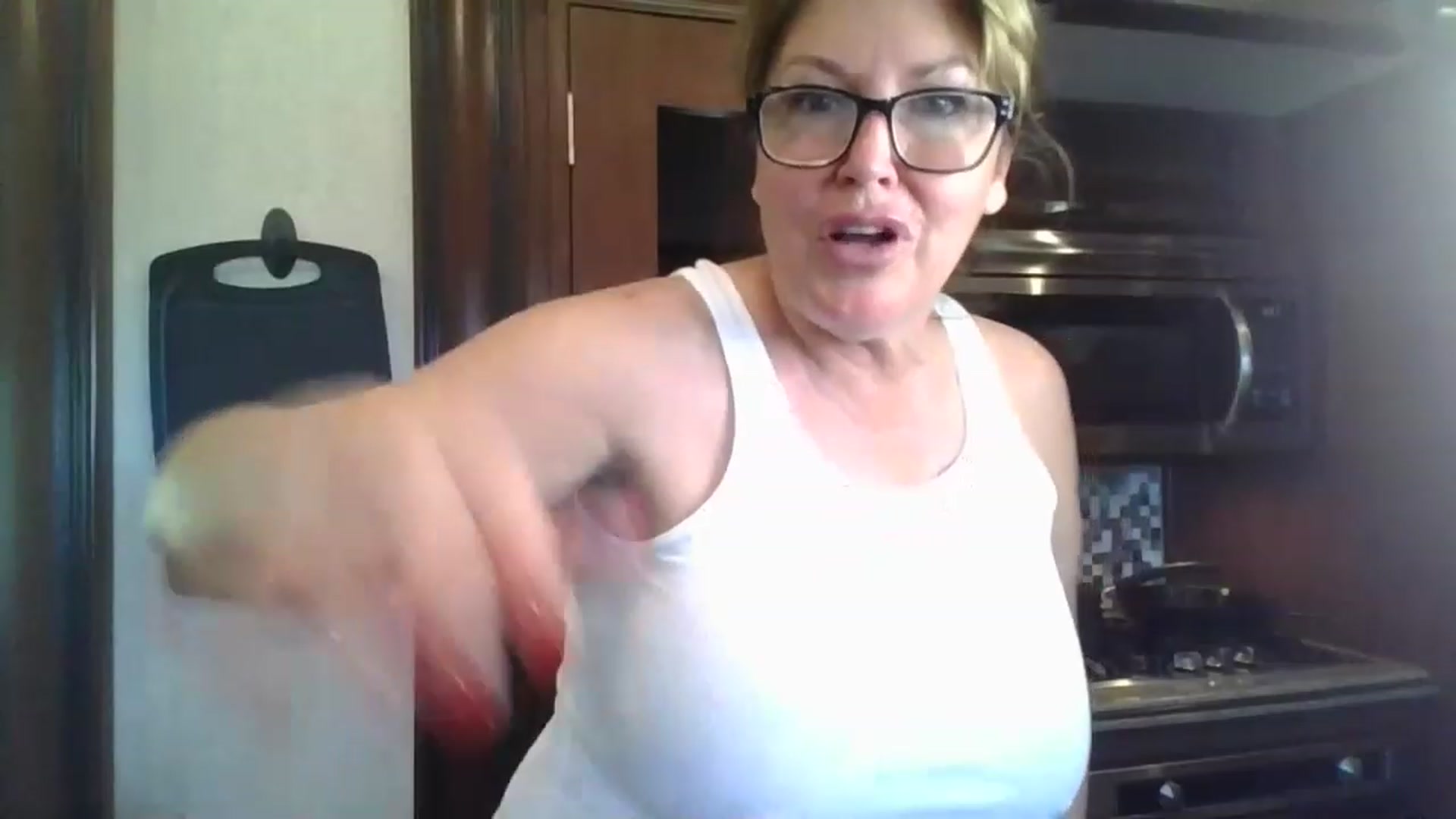 Gallery image thumbnail from boringmom's myfreecams stream on, 04/20/2023, 18:25 image 6 of 20
