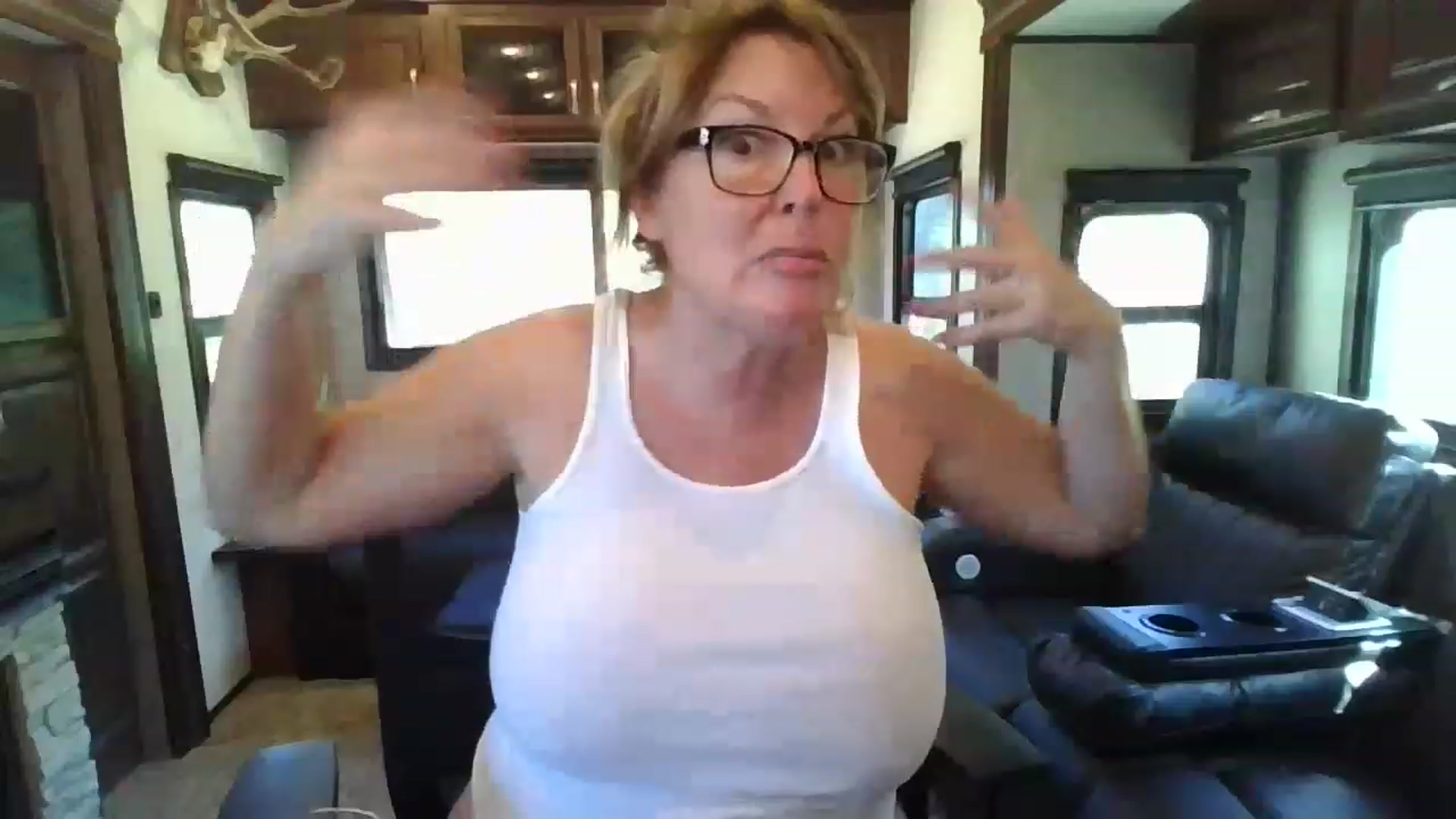 Gallery image thumbnail from boringmom's myfreecams stream on, 04/20/2023, 18:25 image 12 of 20