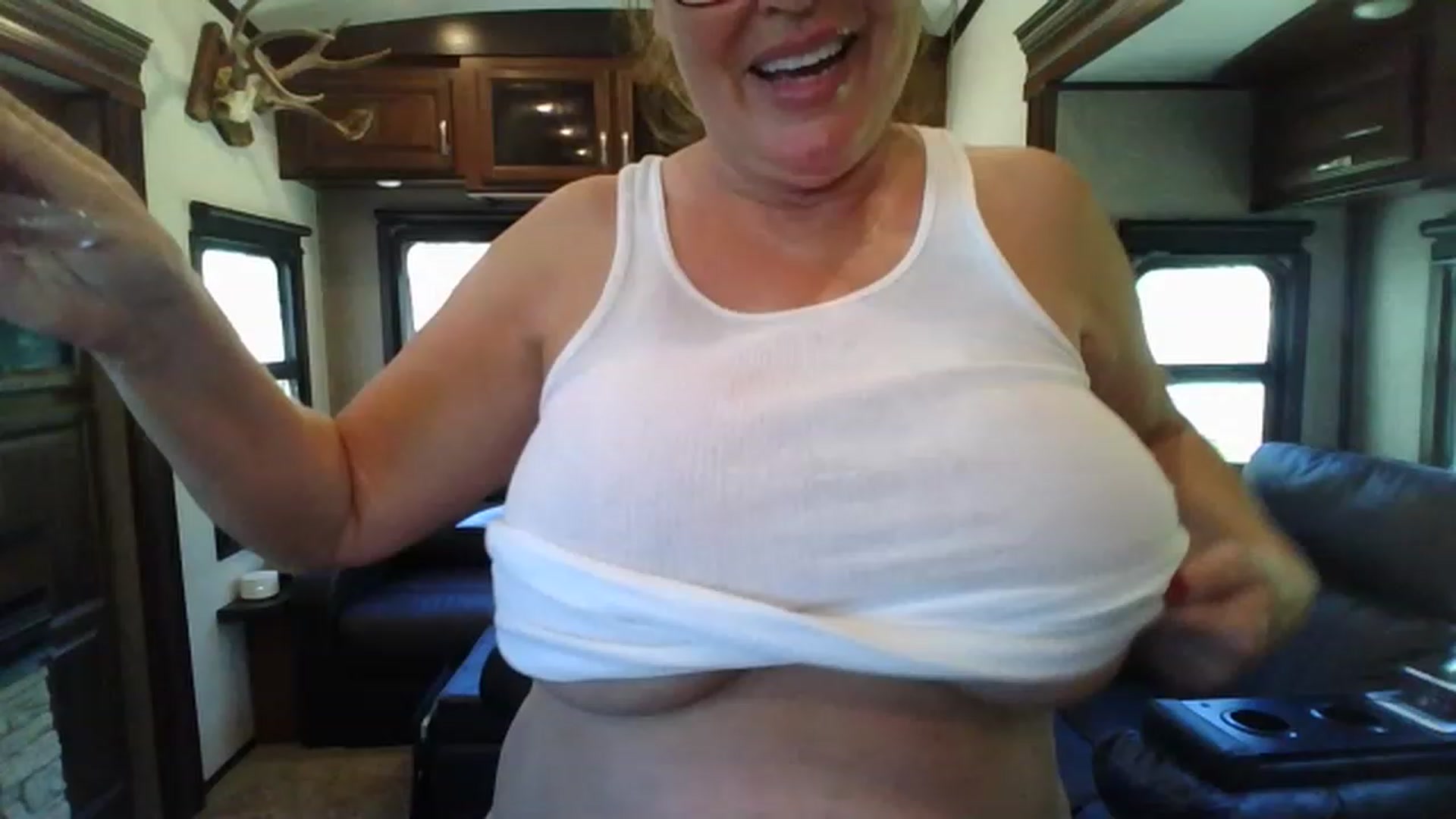Gallery image thumbnail from boringmom's myfreecams stream on, 04/20/2023, 18:42 image 1 of 20