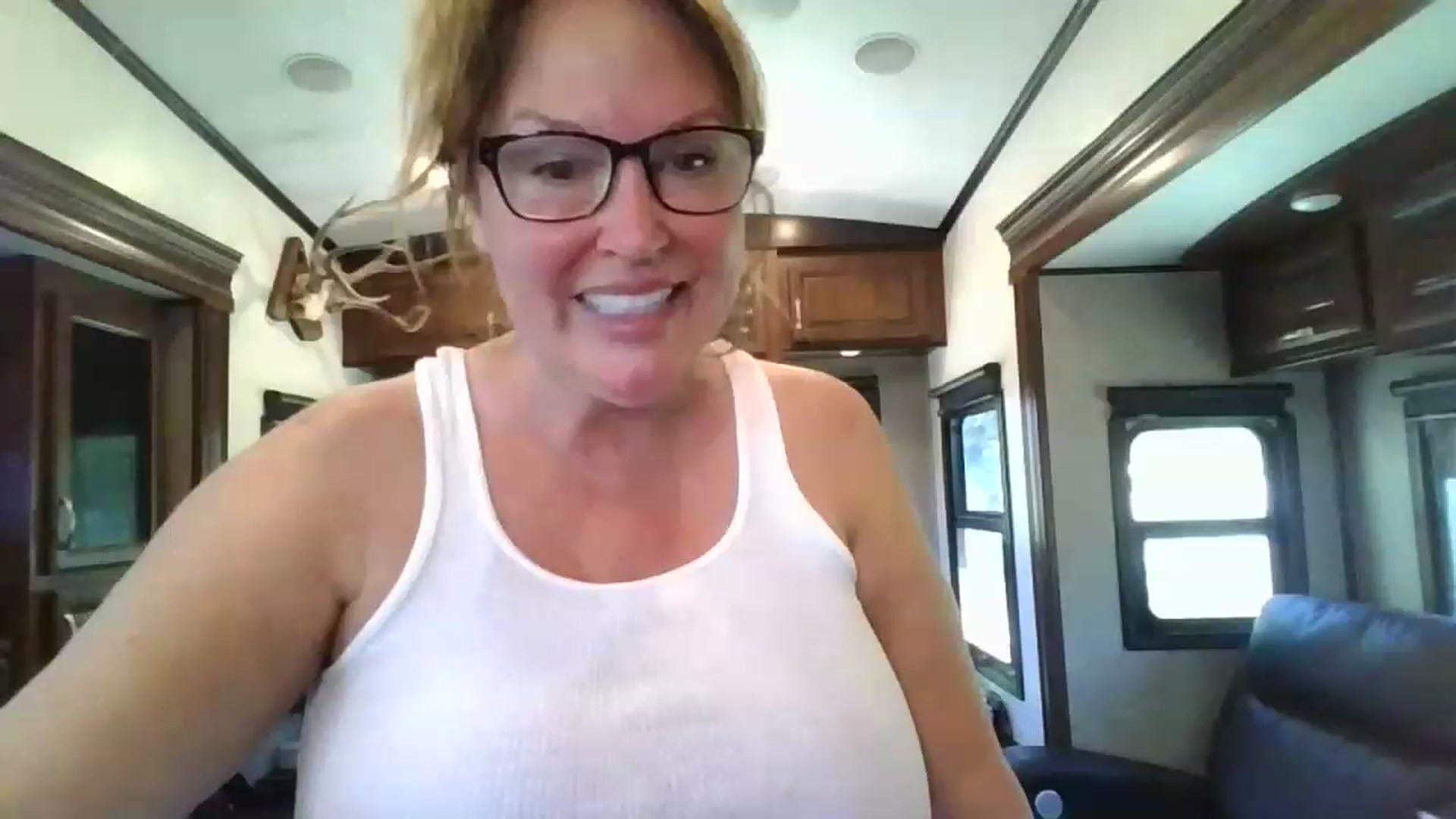 Gallery image thumbnail from boringmom's myfreecams stream on, 04/20/2023, 19:01 image 19 of 20