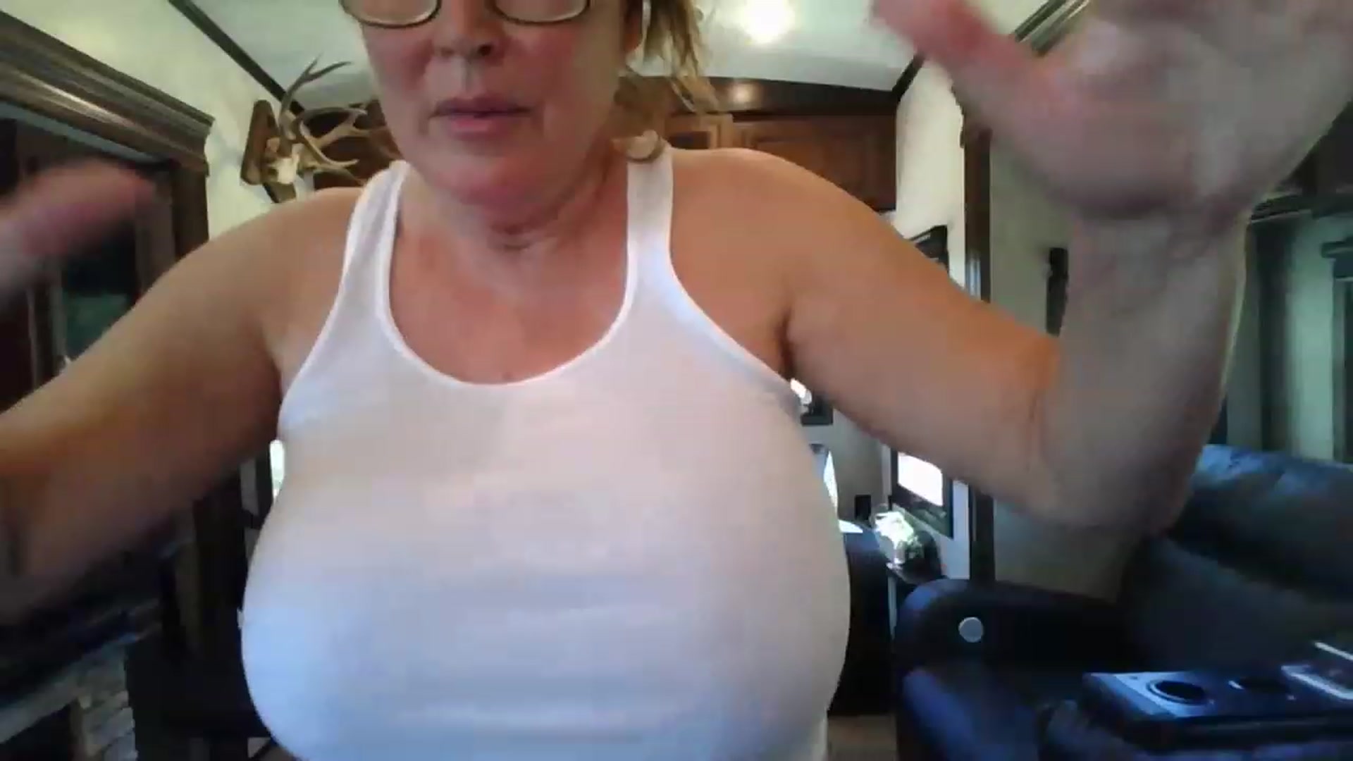Gallery image thumbnail from boringmom's myfreecams stream on, 04/20/2023, 19:01 image 2 of 20