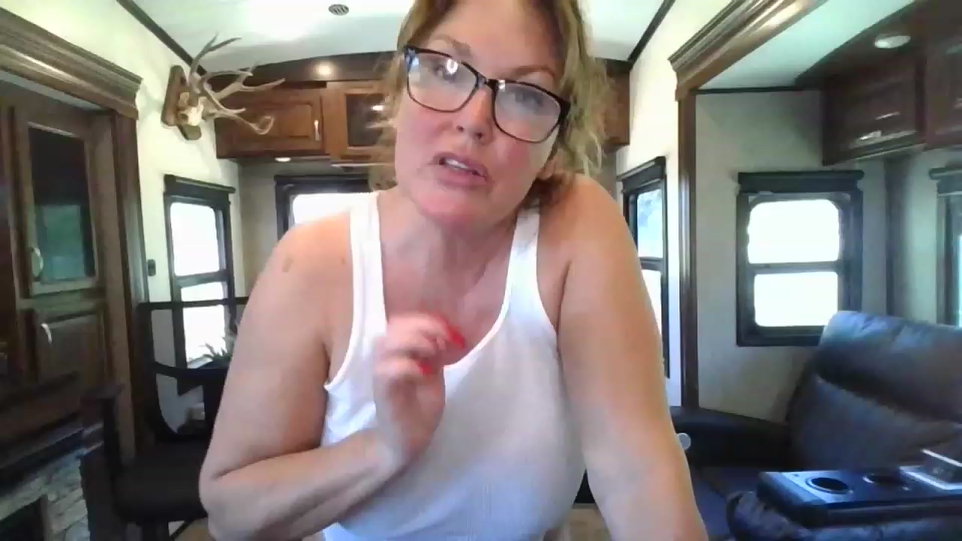 Gallery image thumbnail from boringmom's myfreecams stream on, 04/20/2023, 19:01 image 15 of 20