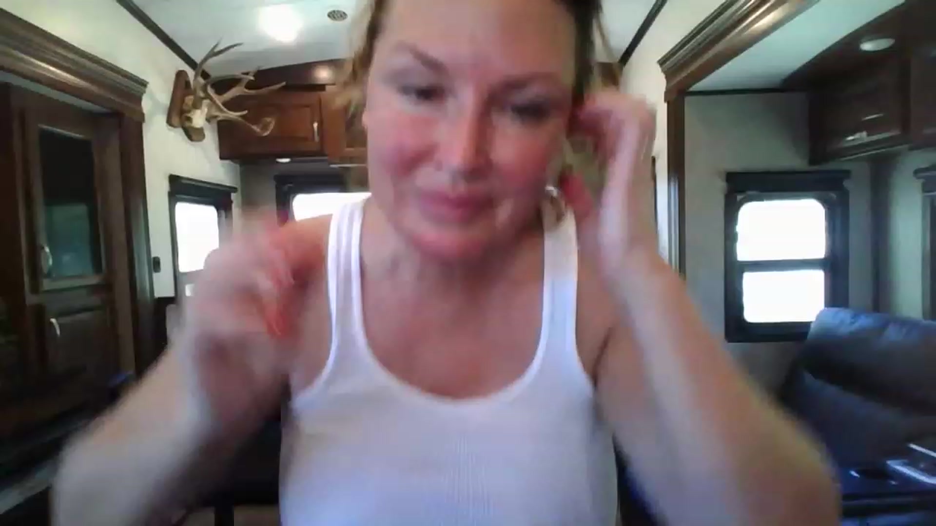 Gallery image thumbnail from boringmom's myfreecams stream on, 04/20/2023, 19:01 image 1 of 20