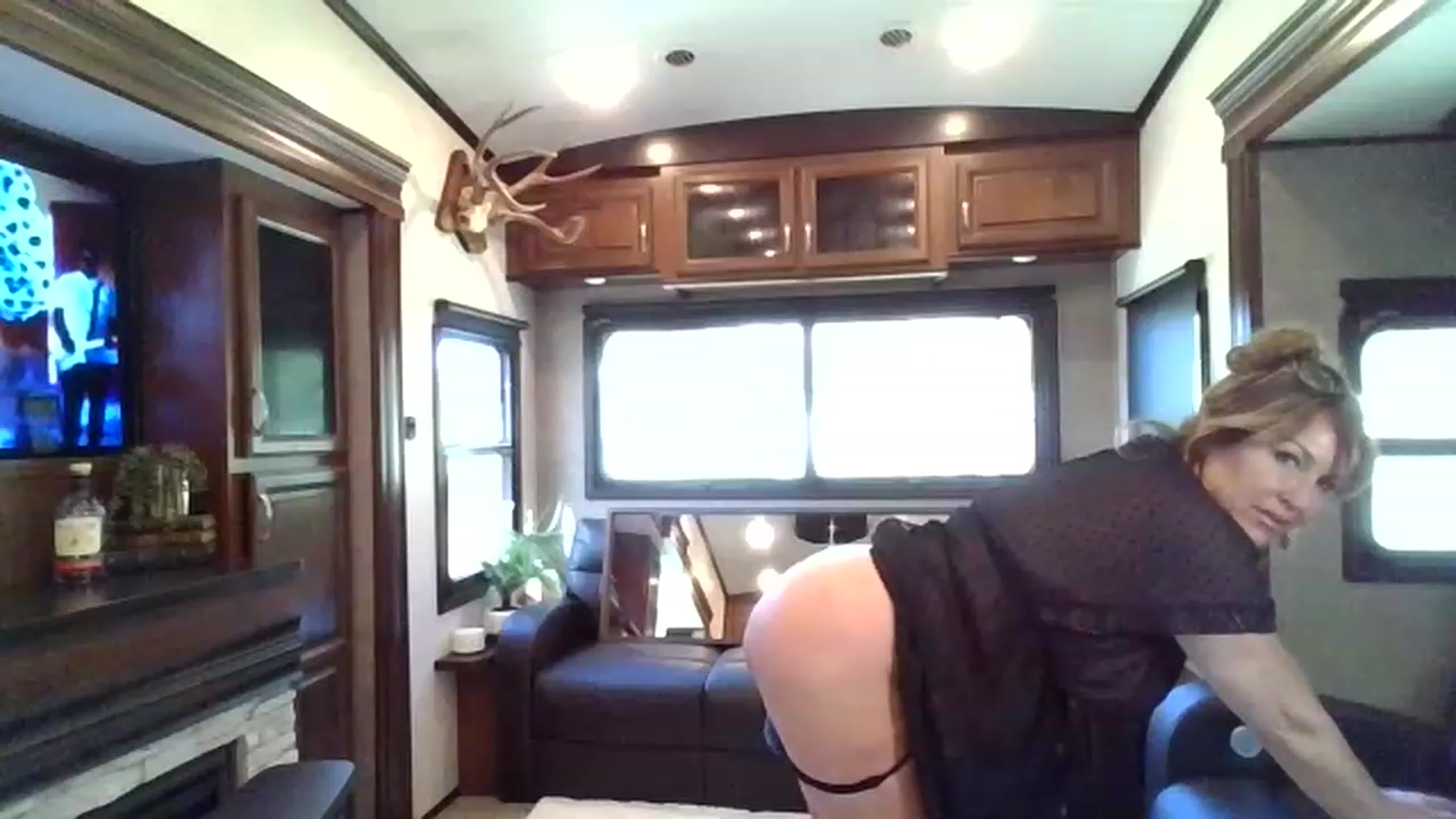 Gallery image thumbnail from boringmom's myfreecams stream on, 04/23/2023, 21:45 image 15 of 20