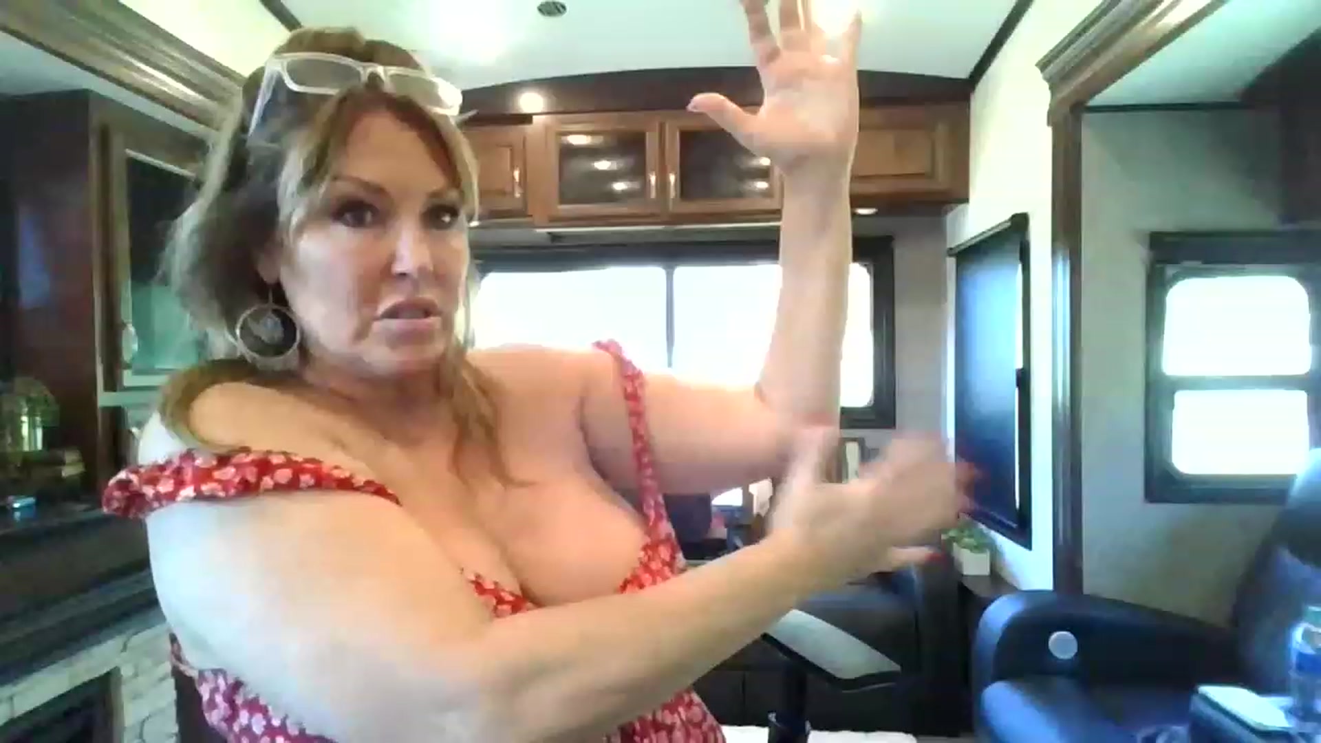 Gallery image thumbnail from boringmom's myfreecams stream on, 04/24/2023, 22:30 image 11 of 20