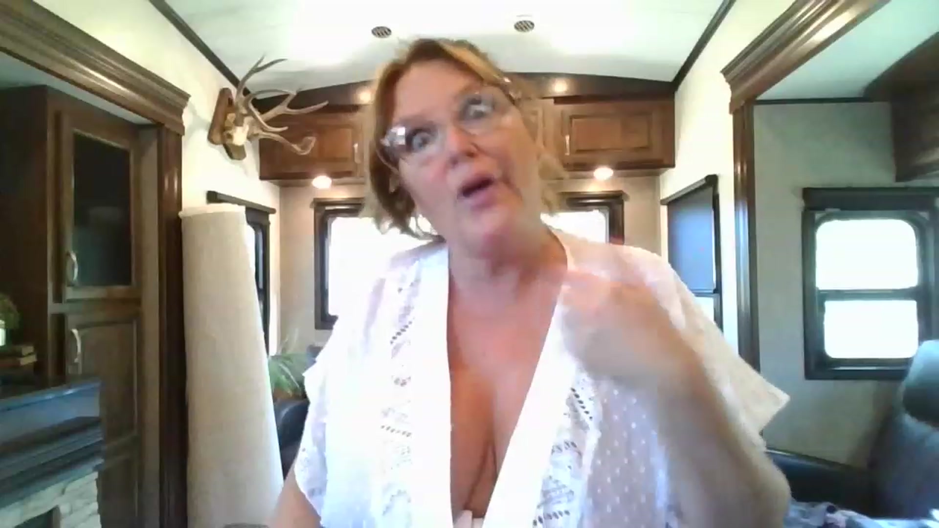 Gallery image thumbnail from boringmom's myfreecams stream on, 04/26/2023, 17:00 image 2 of 20