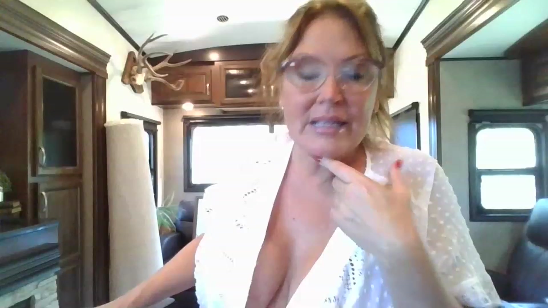 Gallery image thumbnail from boringmom's myfreecams stream on, 04/26/2023, 17:00 image 8 of 20