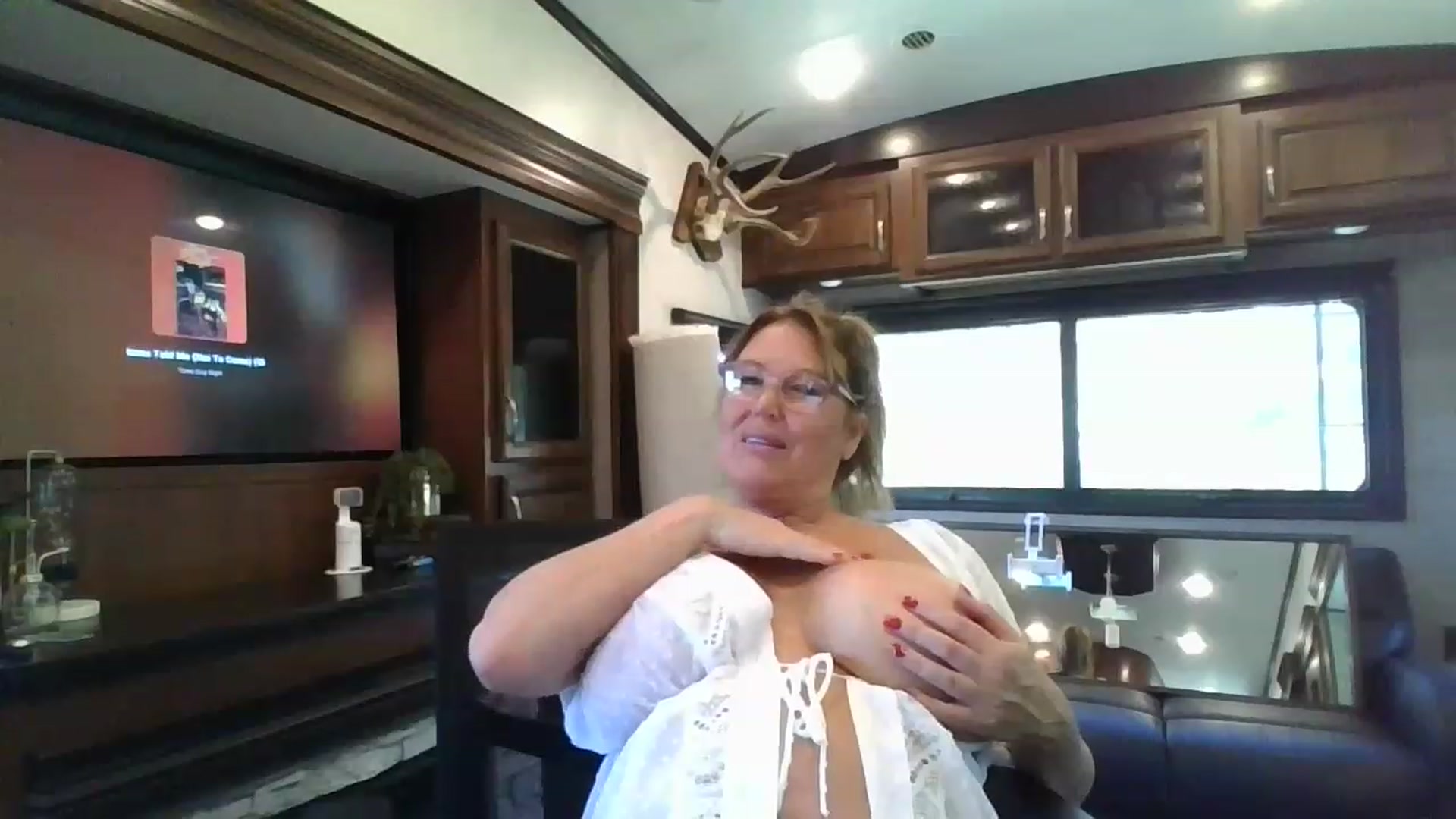 Gallery image thumbnail from boringmom's myfreecams stream on, 04/26/2023, 17:39 image 16 of 20