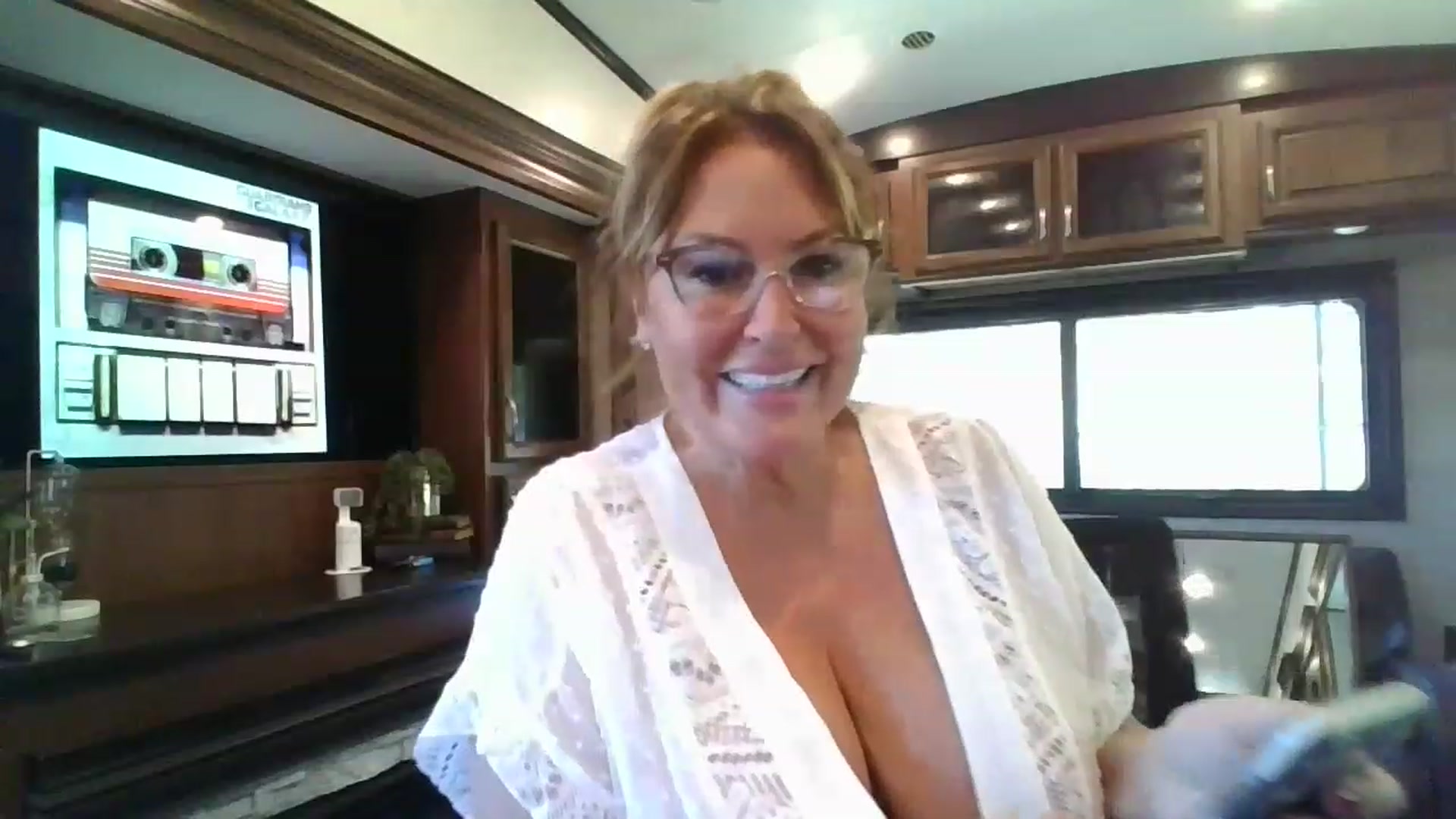 Gallery image thumbnail from boringmom's myfreecams stream on, 04/26/2023, 17:39 image 14 of 20