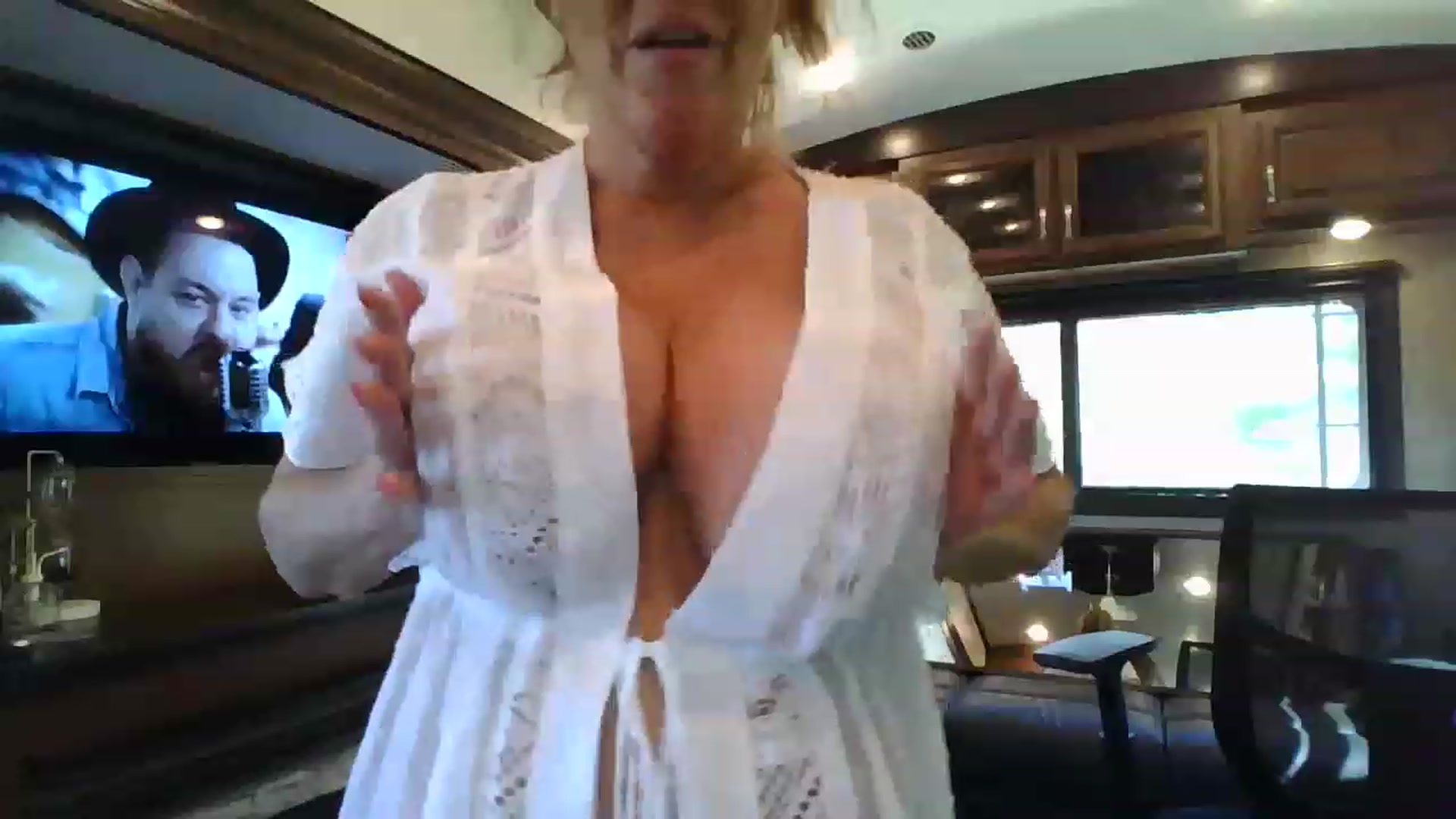 Gallery image thumbnail from boringmom's myfreecams stream on, 04/26/2023, 17:39 image 9 of 20