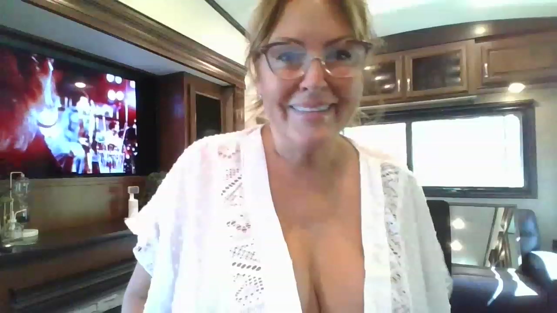 Gallery image thumbnail from boringmom's myfreecams stream on, 04/26/2023, 17:39 image 11 of 20