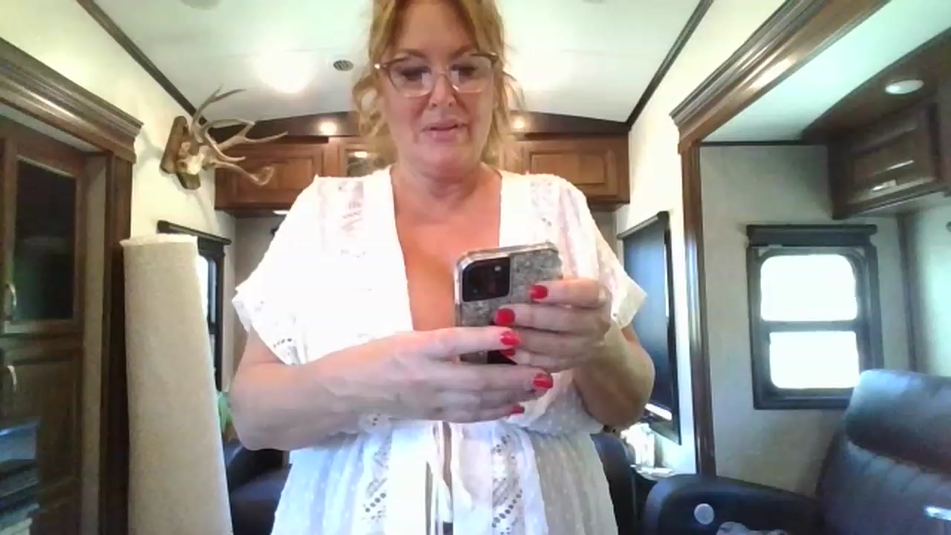Gallery image thumbnail from boringmom's myfreecams stream on, 04/26/2023, 18:39 image 11 of 20