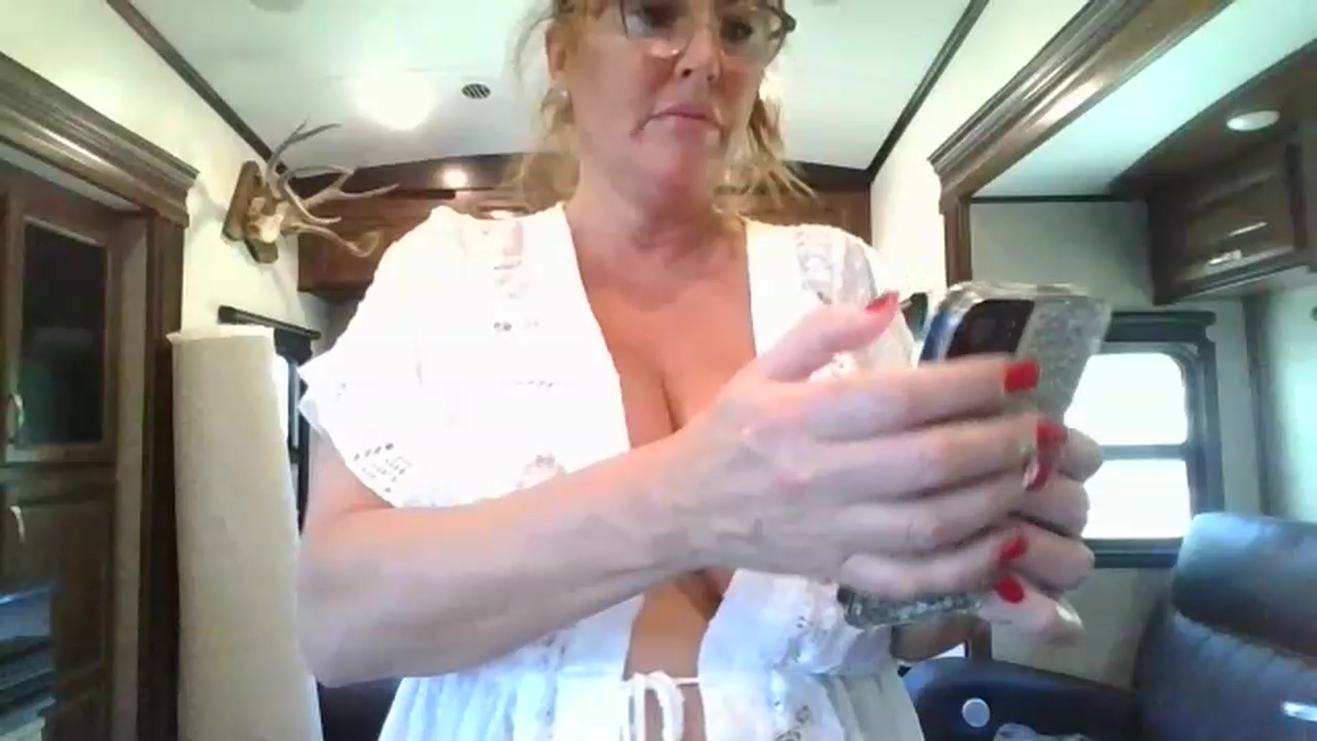 Gallery image thumbnail from boringmom's myfreecams stream on, 04/26/2023, 18:39 image 10 of 20