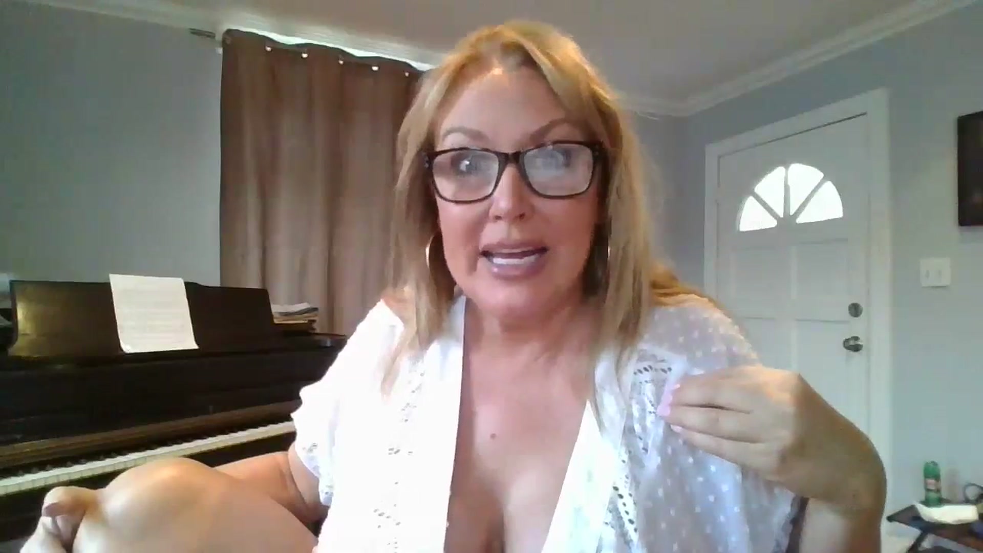 Gallery image thumbnail from boringmom's myfreecams stream on, 08/20/2023, 02:19 image 2 of 20