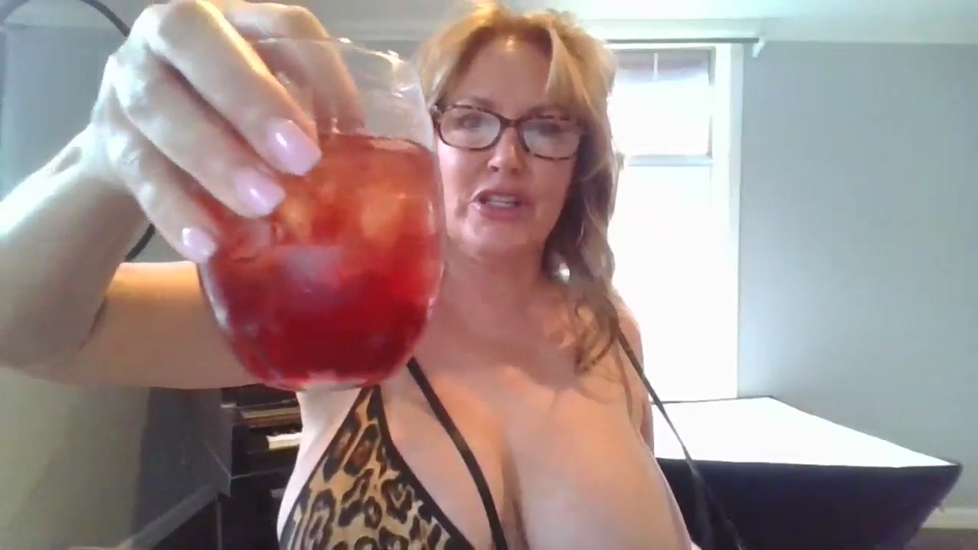 Gallery image thumbnail from boringmom's myfreecams stream on, 08/21/2023, 24:03 image 17 of 20