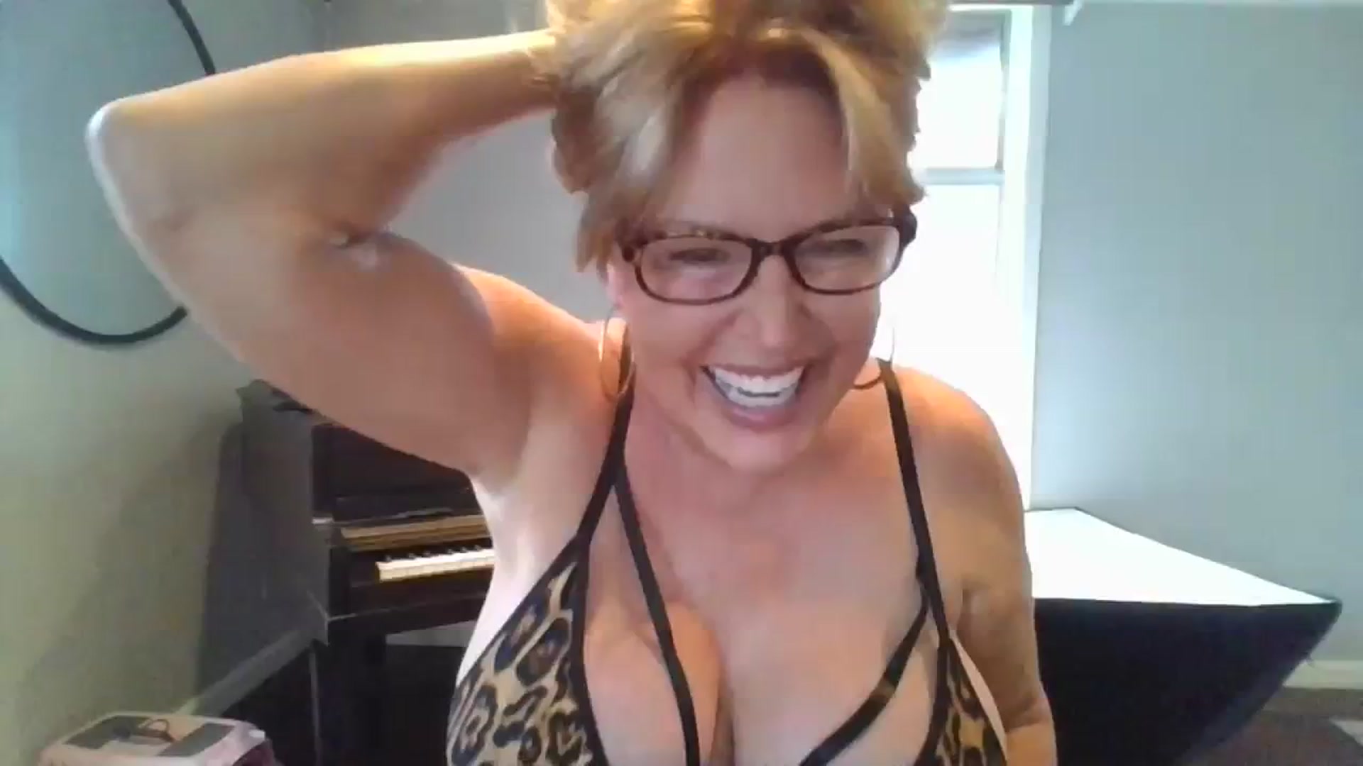 Gallery image thumbnail from boringmom's myfreecams stream on, 08/21/2023, 24:03 image 7 of 20