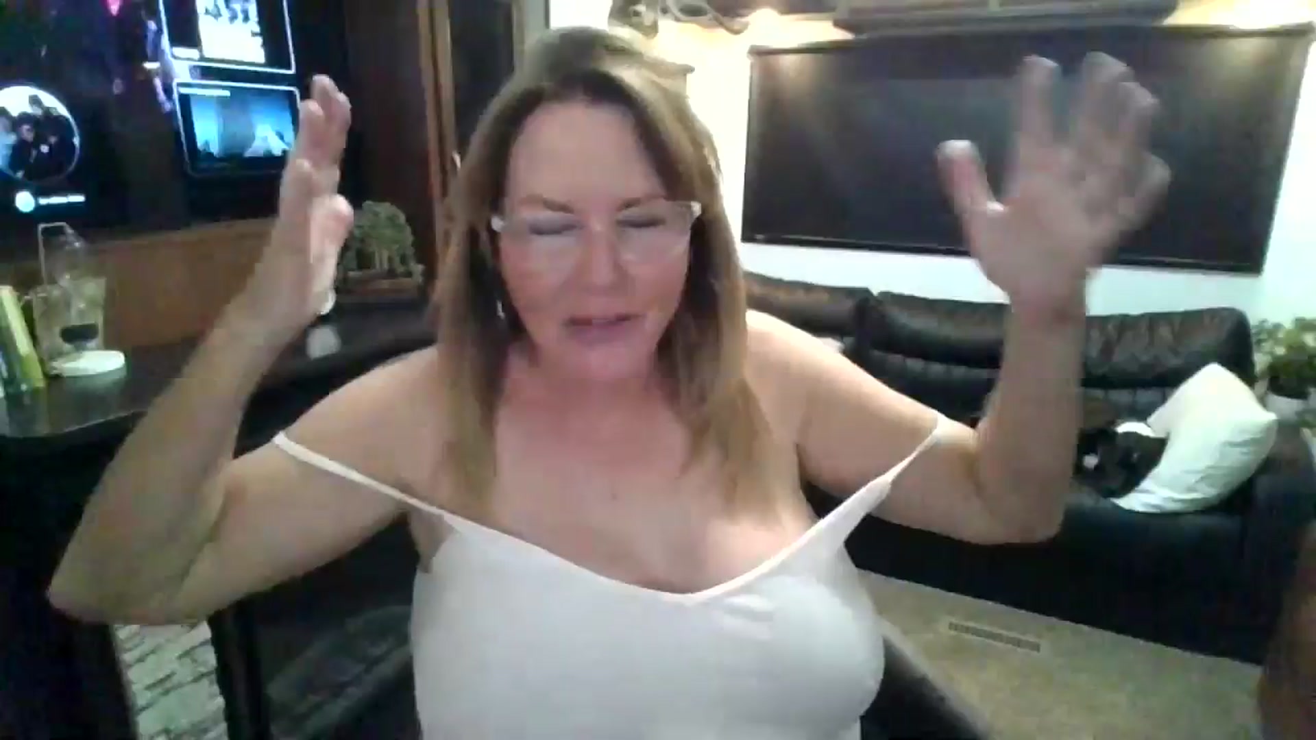 Gallery image thumbnail from boringmom's myfreecams stream on, 11/03/2024, 20:21 image 10 of 20