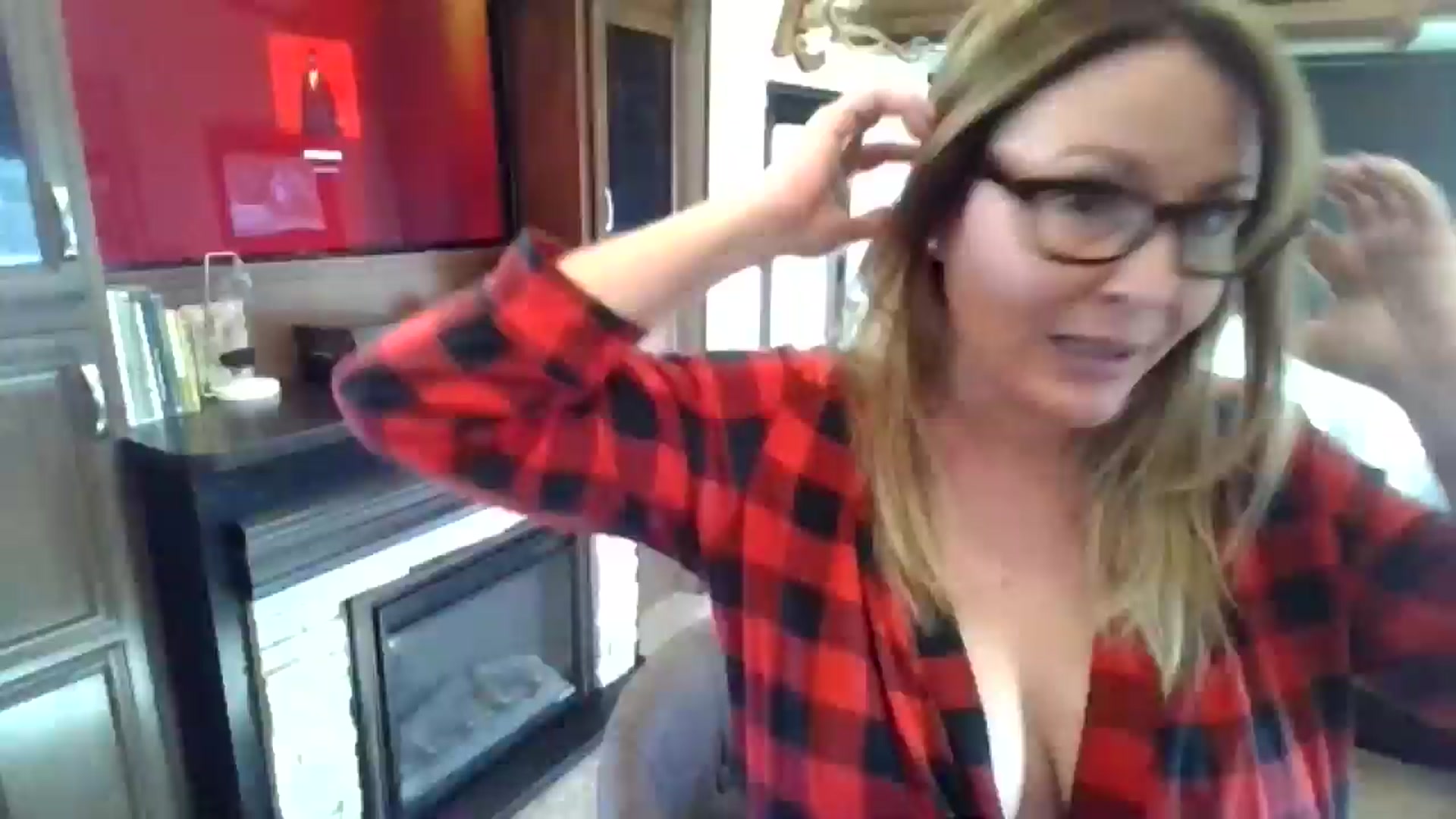 Gallery image thumbnail from boringmom's myfreecams stream on, 12/18/2024, 20:16 image 1 of 20